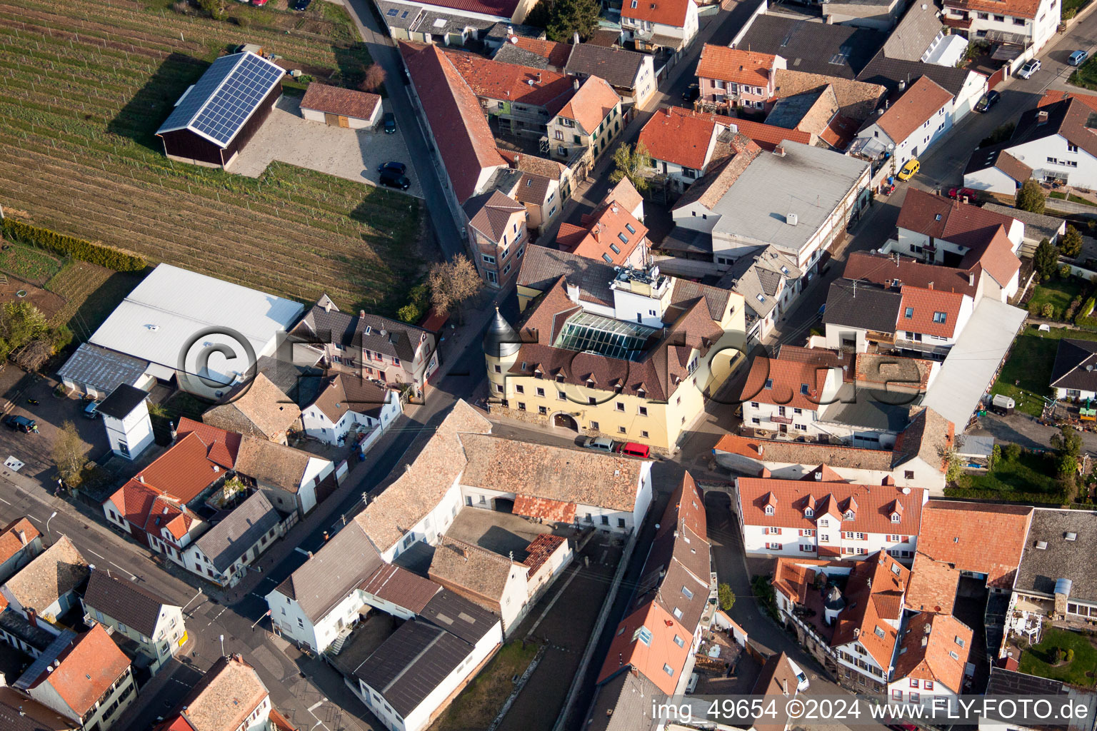 Vue aérienne de Centre du village à le quartier Herxheim in Herxheim am Berg dans le département Rhénanie-Palatinat, Allemagne