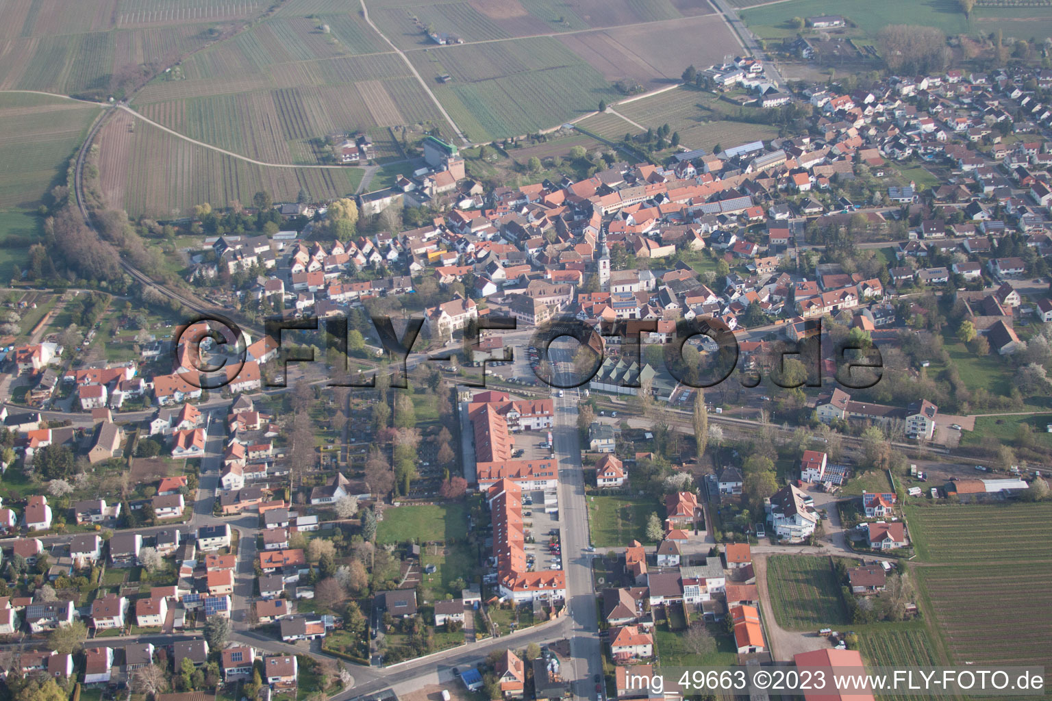 Kirchheim an der Weinstraße dans le département Rhénanie-Palatinat, Allemagne vu d'un drone