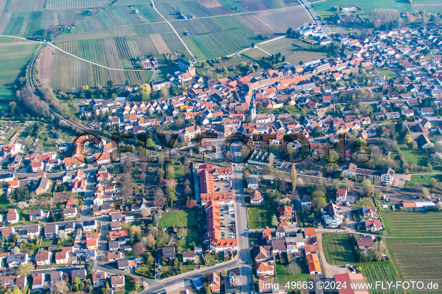 Vue aérienne de Du sud à le quartier Jerusalemsberg in Kirchheim an der Weinstraße dans le département Rhénanie-Palatinat, Allemagne