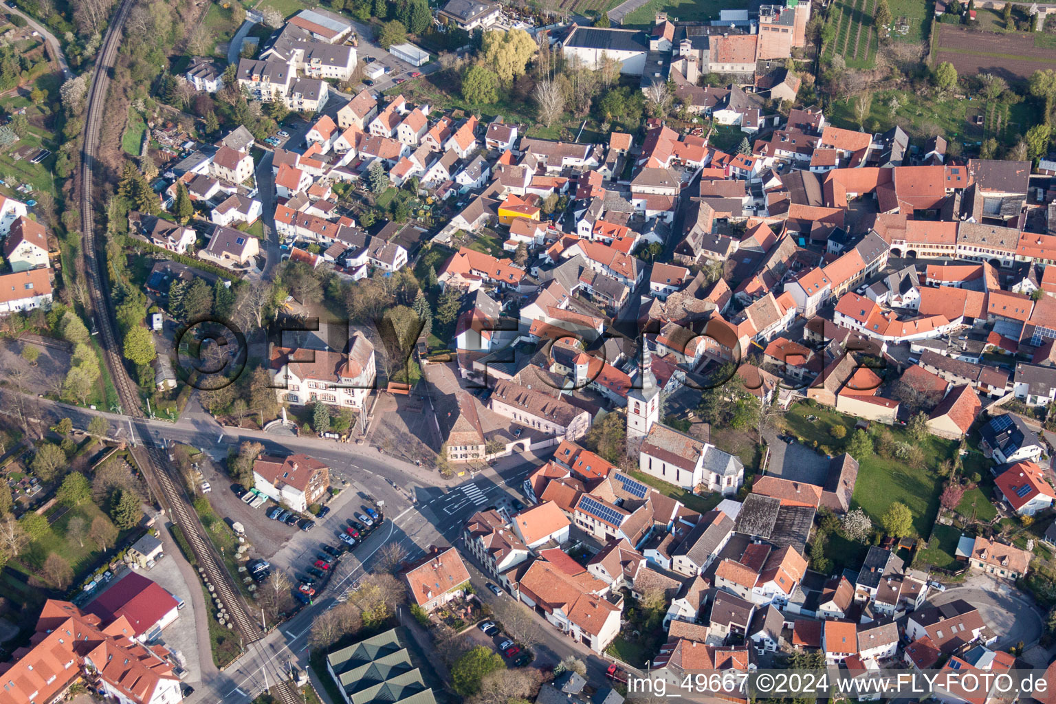 Vue aérienne de Bâtiment d'église au centre du village à Kirchheim an der Weinstraße dans le département Rhénanie-Palatinat, Allemagne