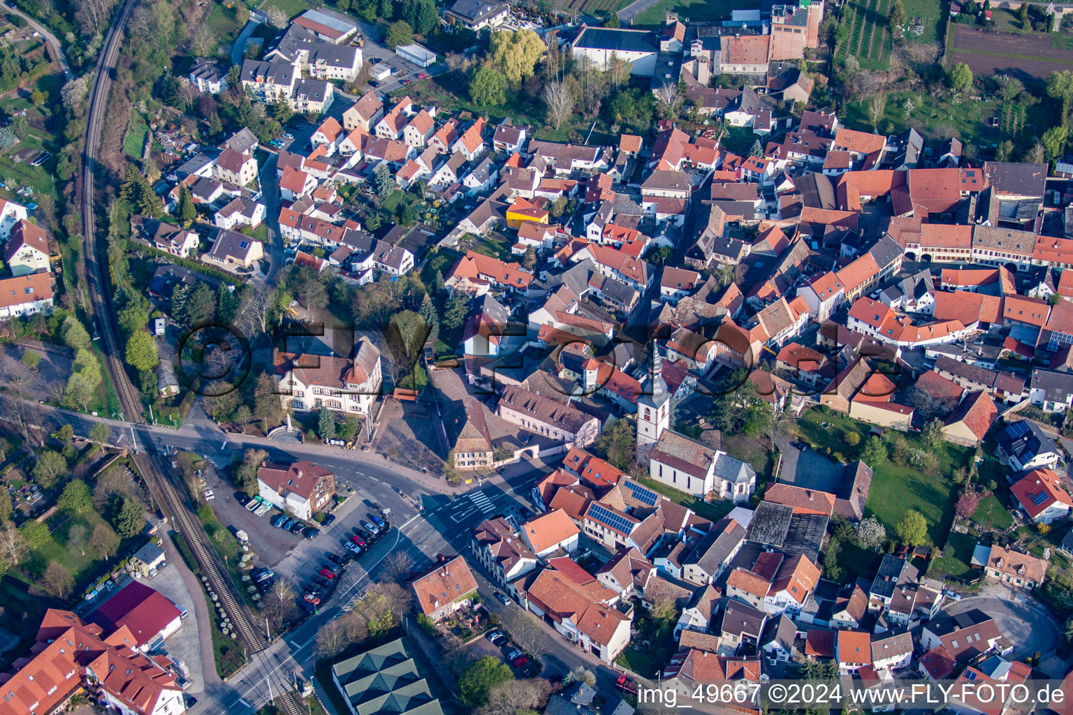 Vue aérienne de Bâtiment d'église au centre du village à le quartier Jerusalemsberg in Kirchheim an der Weinstraße dans le département Rhénanie-Palatinat, Allemagne