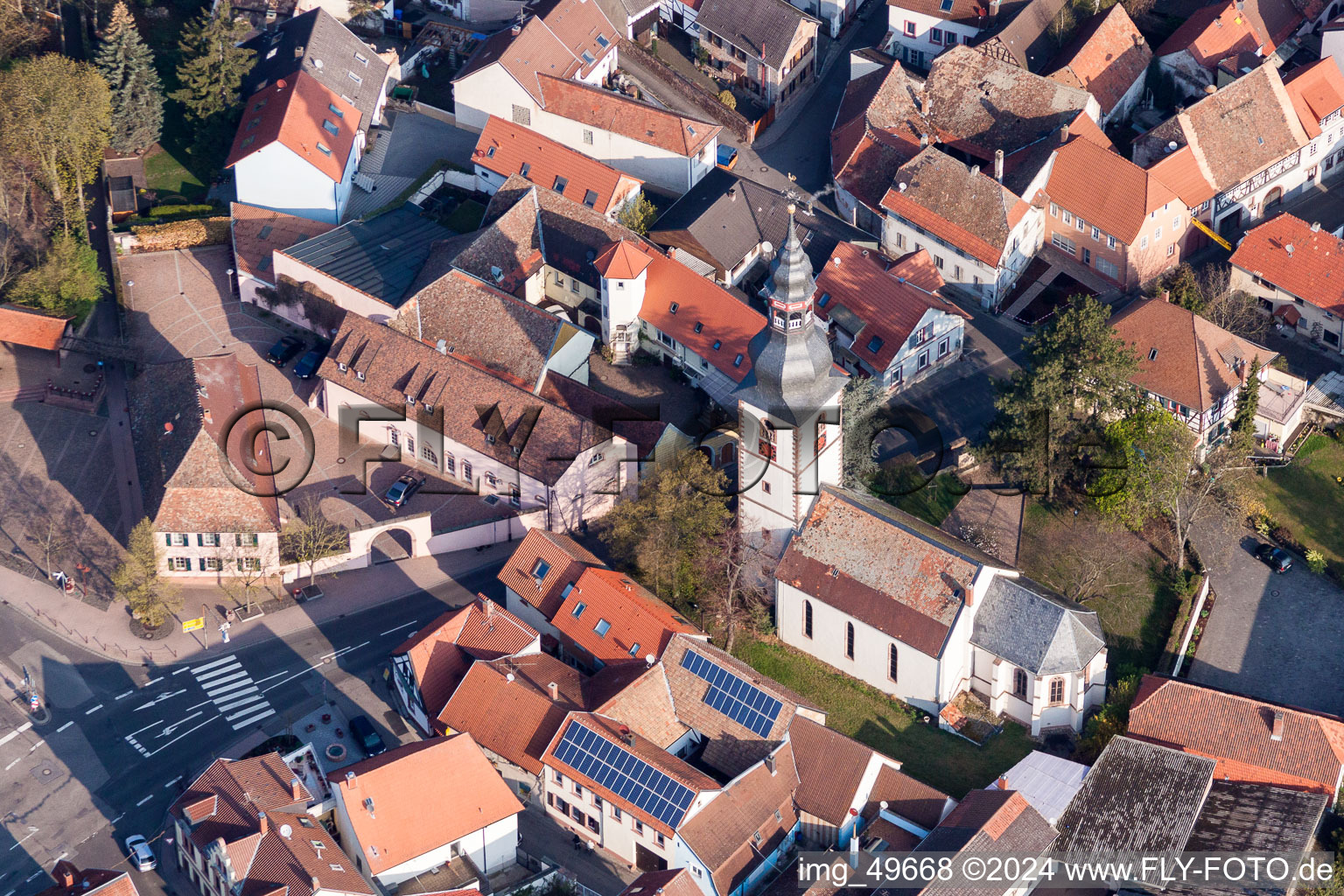 Vue aérienne de Bâtiment d'église au centre du village à Kirchheim an der Weinstraße dans le département Rhénanie-Palatinat, Allemagne