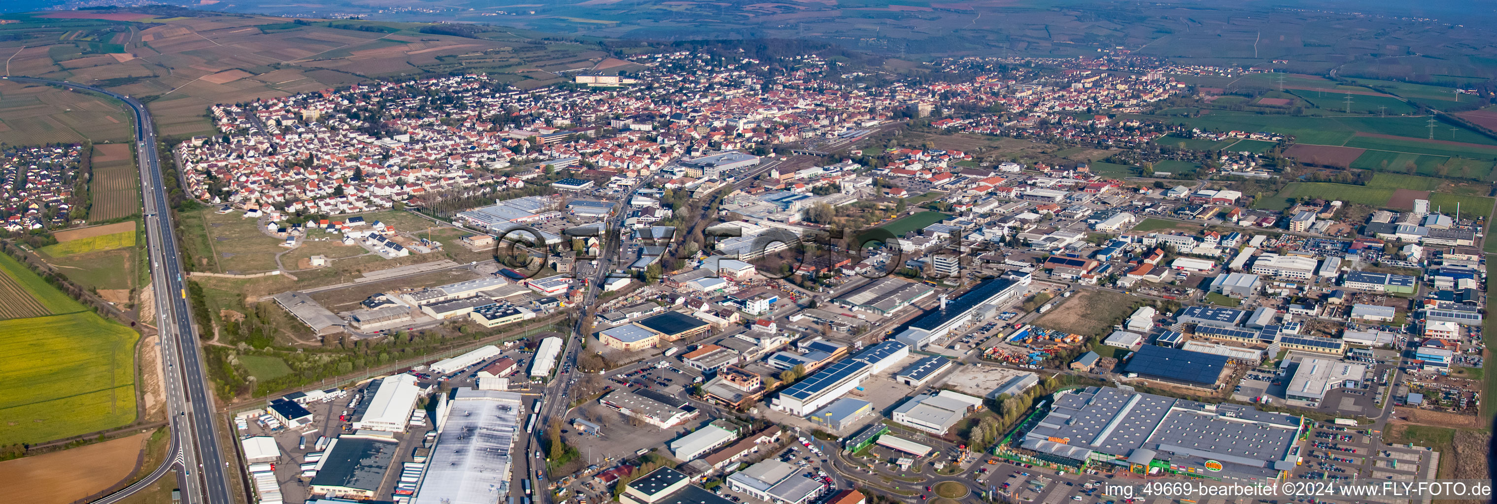 Vue aérienne de Perspective panoramique de la vue locale des rues et maisons des quartiers résidentiels à Grünstadt dans le département Rhénanie-Palatinat, Allemagne