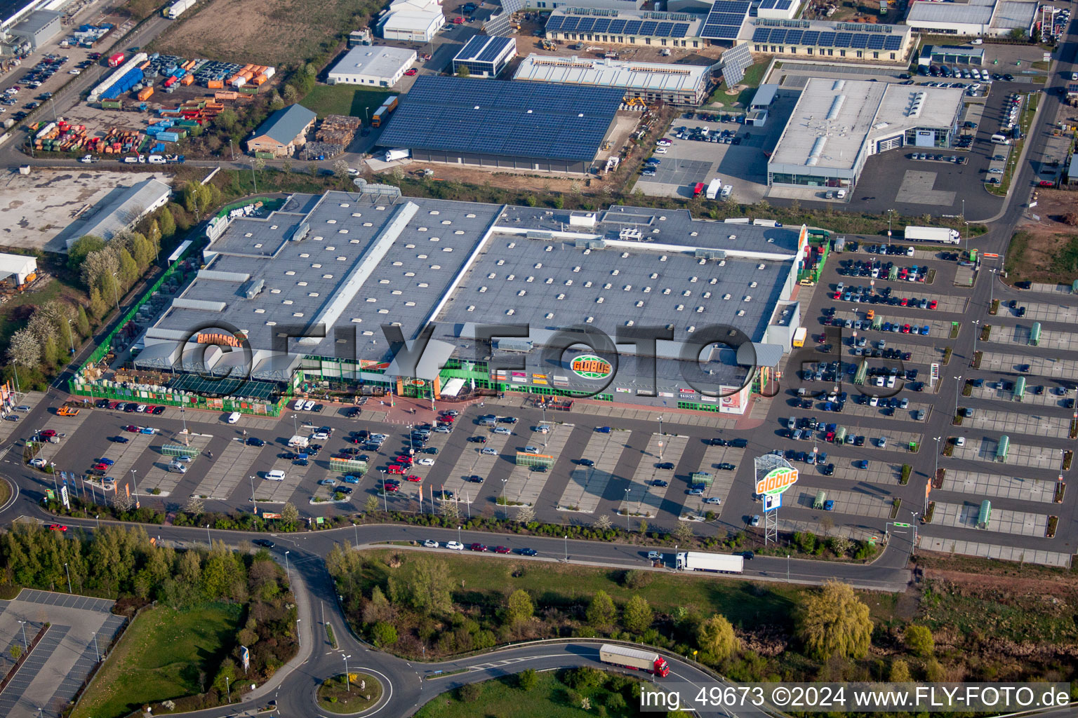 Vue aérienne de Centre commercial hypermarché Globus à Grünstadt dans le département Rhénanie-Palatinat, Allemagne