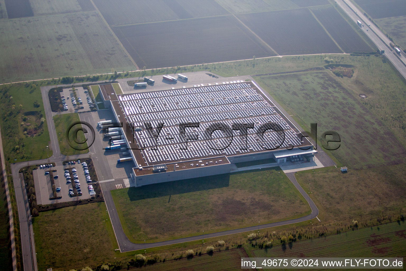 Vue aérienne de Complexe de bâtiments d'entrepôt à grande hauteur et centre logistique sur le site d'Aldi GmbH & Co. Limited Partnership à Kirchheim an der Weinstraße dans le département Rhénanie-Palatinat, Allemagne