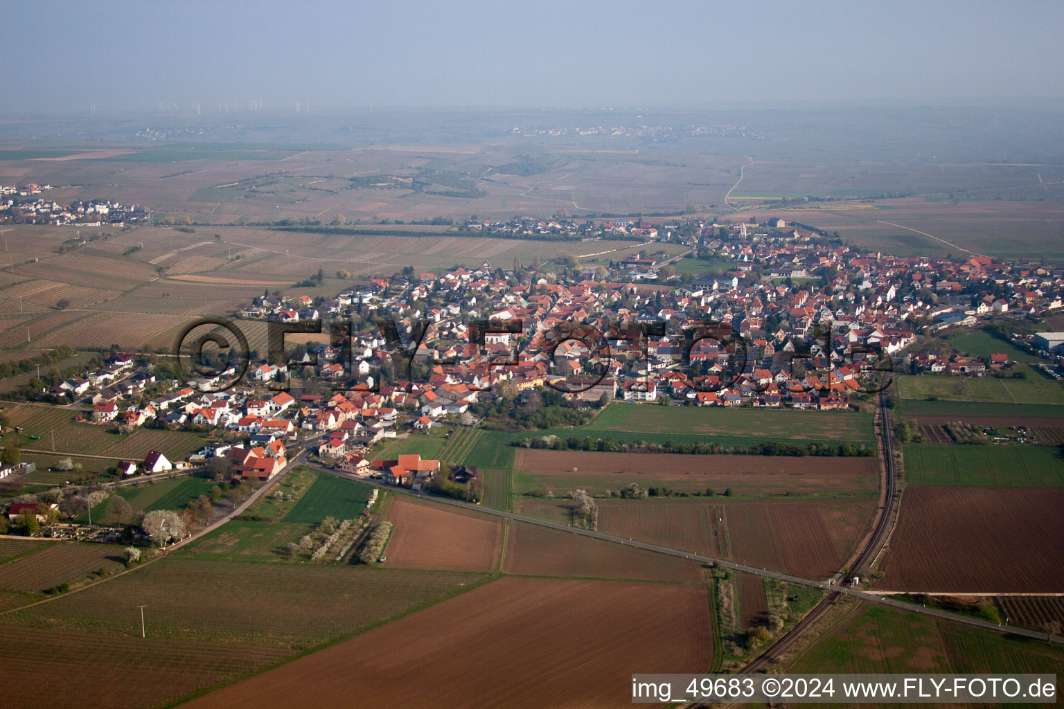 Vue aérienne de Vue des rues et des maisons des quartiers résidentiels à Bockenheim an der Weinstraße dans le département Rhénanie-Palatinat, Allemagne