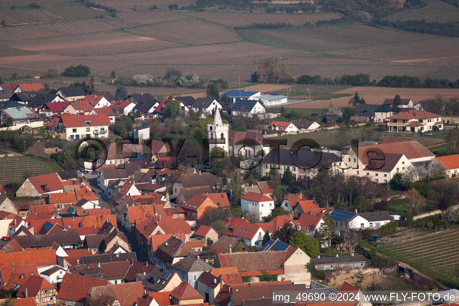 Vue des rues et des maisons des quartiers résidentiels à le quartier Großbockenheim in Bockenheim an der Weinstraße dans le département Rhénanie-Palatinat, Allemagne d'en haut