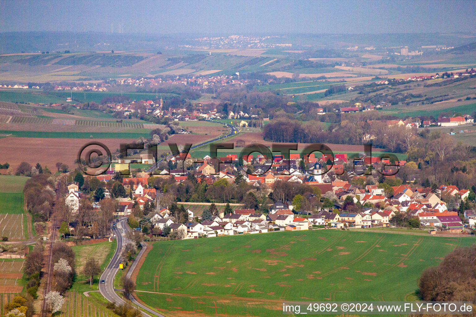 Vue aérienne de Du sud à le quartier Niederflörsheim in Flörsheim-Dalsheim dans le département Rhénanie-Palatinat, Allemagne