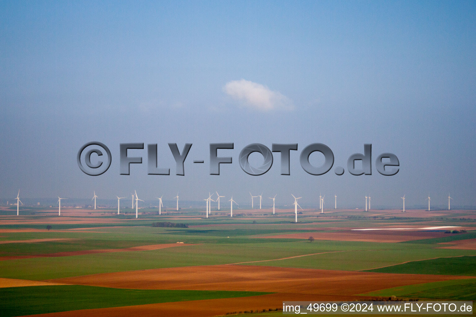 Vue aérienne de Éoliennes (WEA) sur une colline à Ober-Flörsheim dans le département Rhénanie-Palatinat, Allemagne