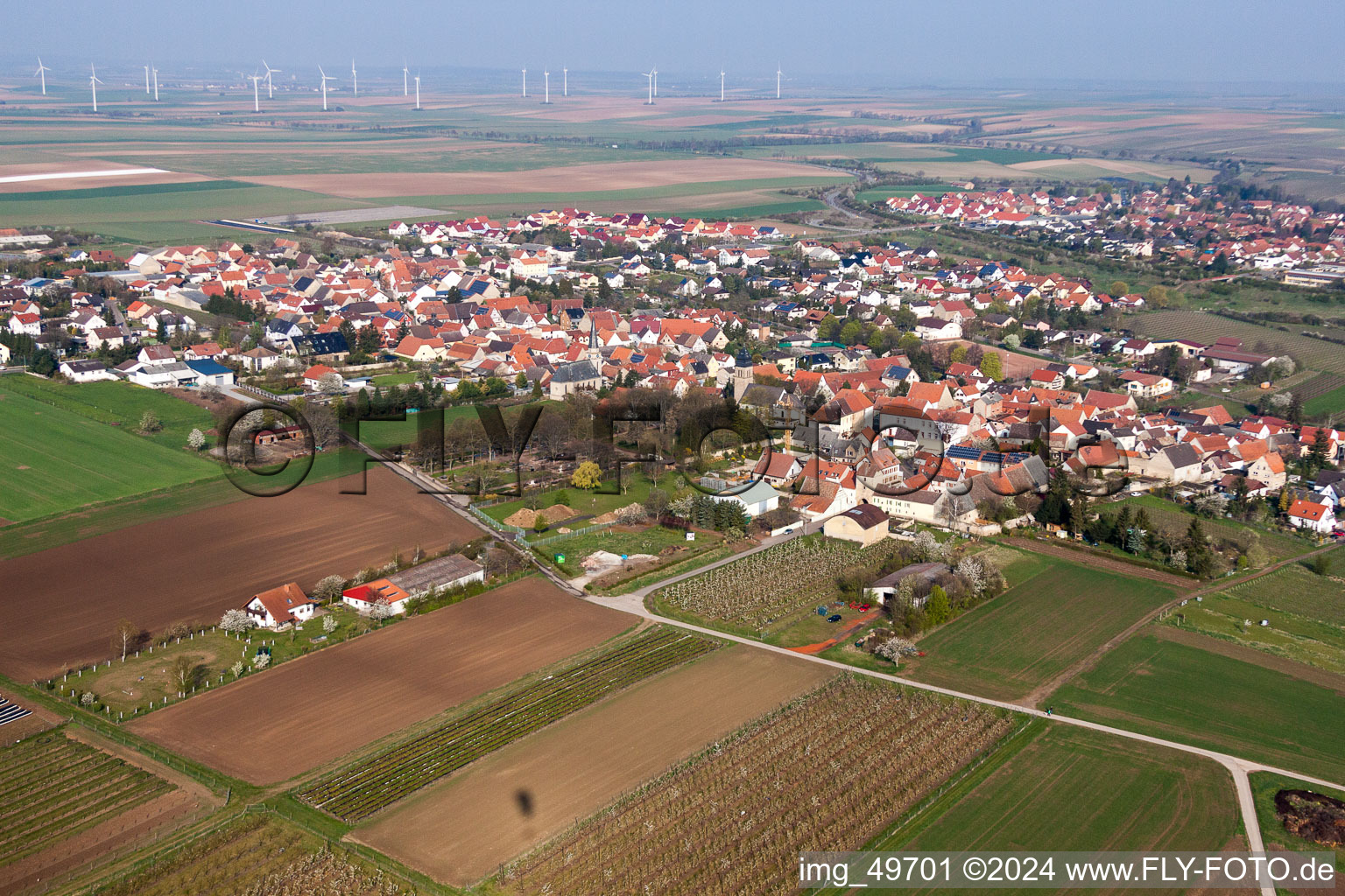 Vue aérienne de Vue des rues et des maisons des quartiers résidentiels à Ober-Flörsheim dans le département Rhénanie-Palatinat, Allemagne