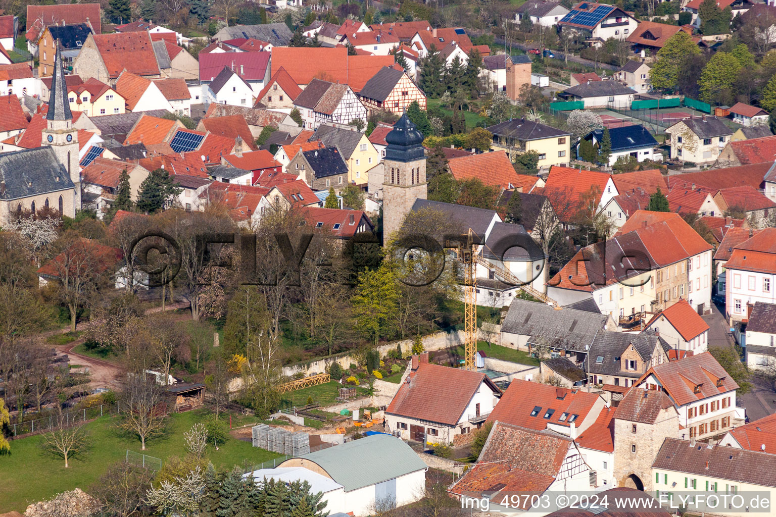 Vue aérienne de Église catholique Saint-Pierre et Paul à Ober-Flörsheim dans le département Rhénanie-Palatinat, Allemagne