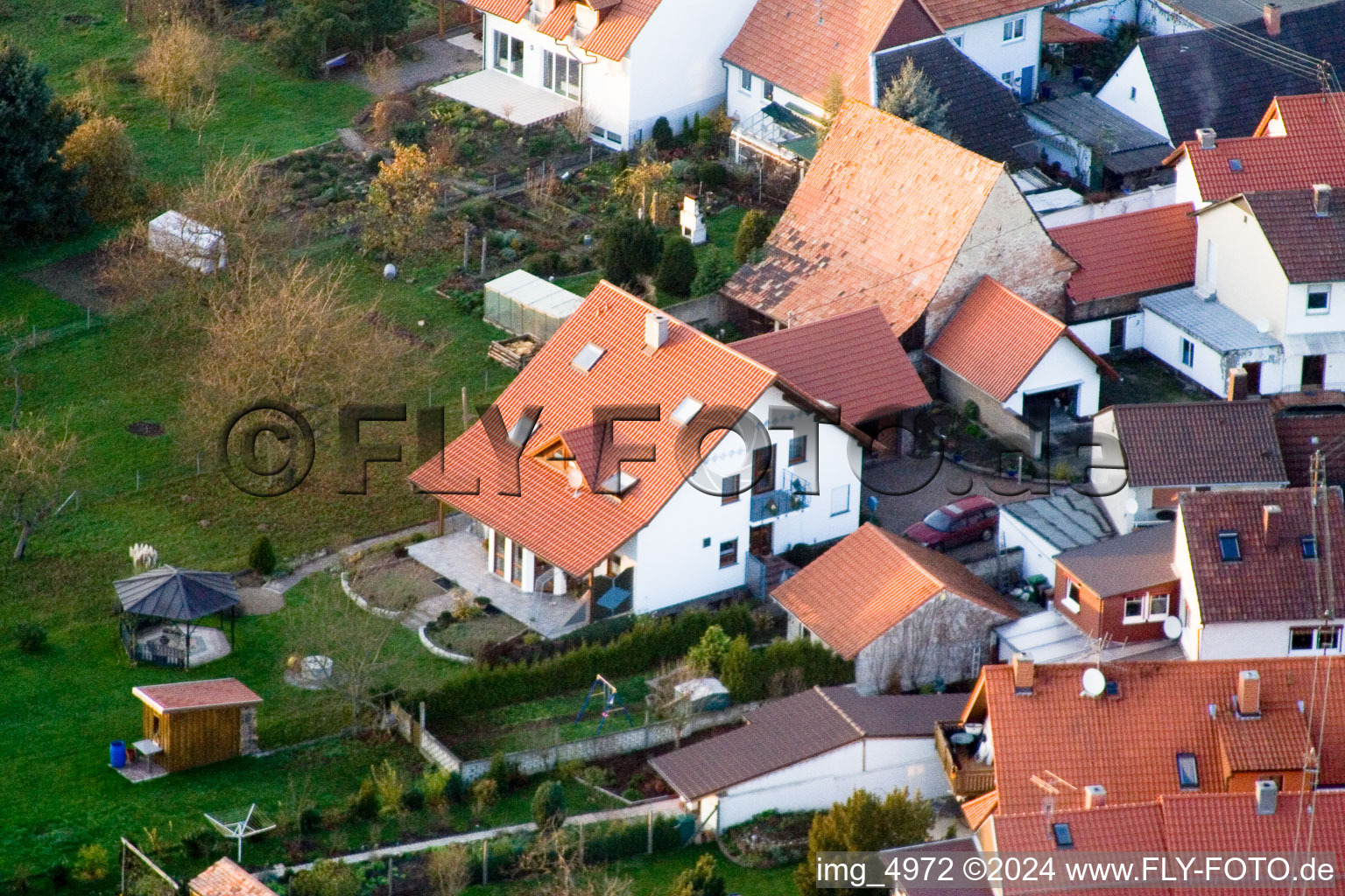 Dans le jardin au calme à Minfeld dans le département Rhénanie-Palatinat, Allemagne hors des airs