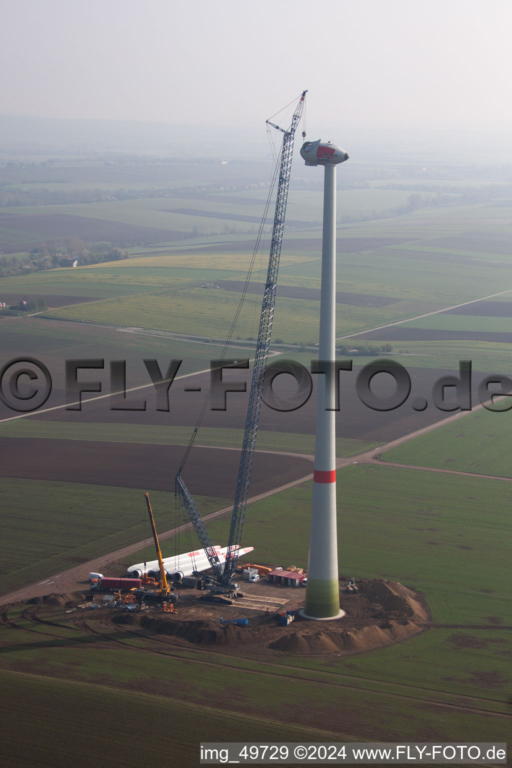 Vue aérienne de Chantier de construction pour l'assemblage de la tour d'éolienne de juwi Holding AG dans un champ à Gabsheim à Gabsheim dans le département Rhénanie-Palatinat, Allemagne