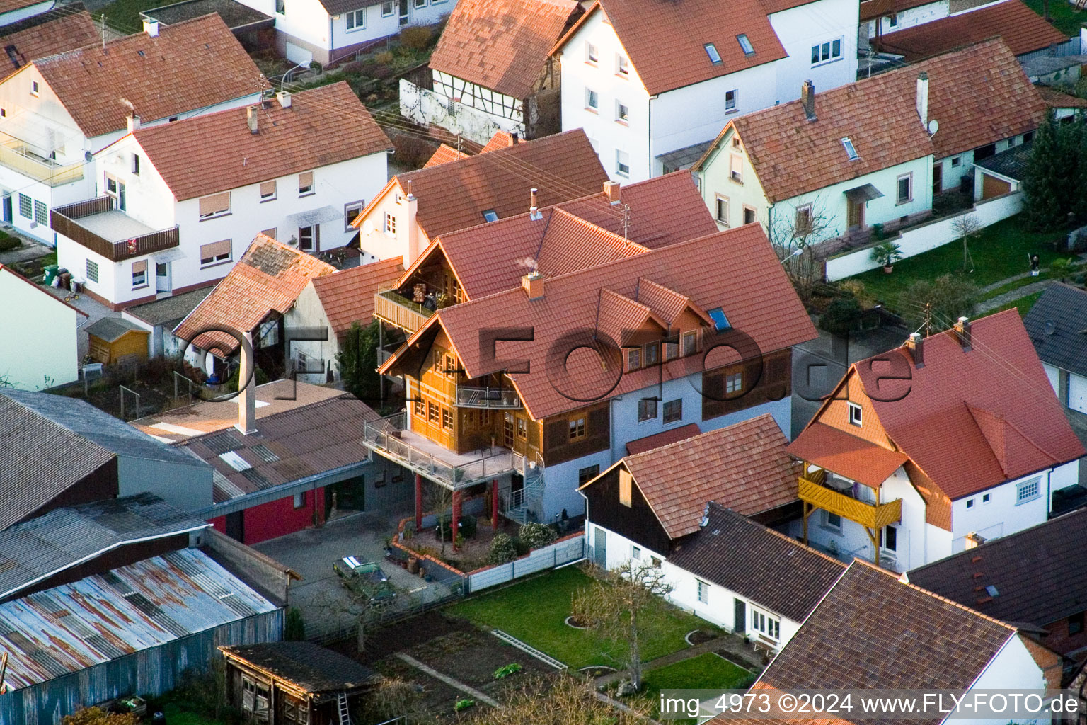 Dans le jardin au calme à Minfeld dans le département Rhénanie-Palatinat, Allemagne vue d'en haut