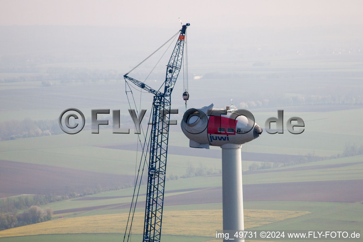 Vue aérienne de Chantier de construction pour l'assemblage de la tour d'éolienne de juwi Holding AG dans un champ à Gabsheim à Gabsheim dans le département Rhénanie-Palatinat, Allemagne