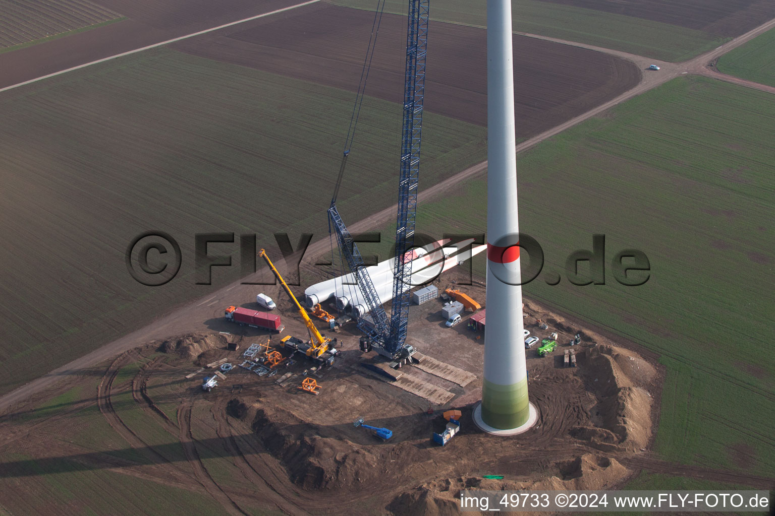 Chantier de construction d'éoliennes à Gabsheim dans le département Rhénanie-Palatinat, Allemagne d'en haut