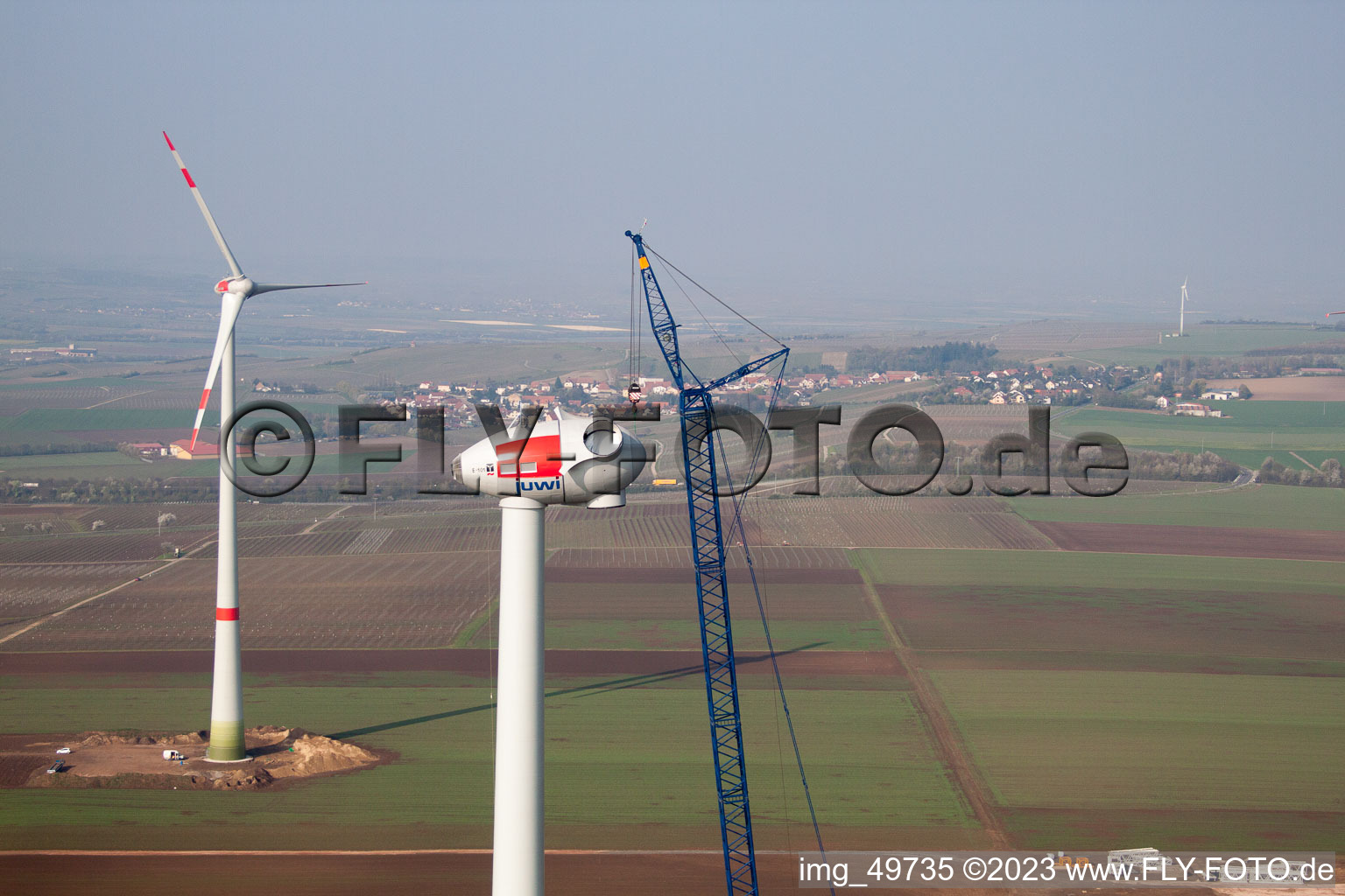 Chantier de construction d'éoliennes à Gabsheim dans le département Rhénanie-Palatinat, Allemagne vue d'en haut
