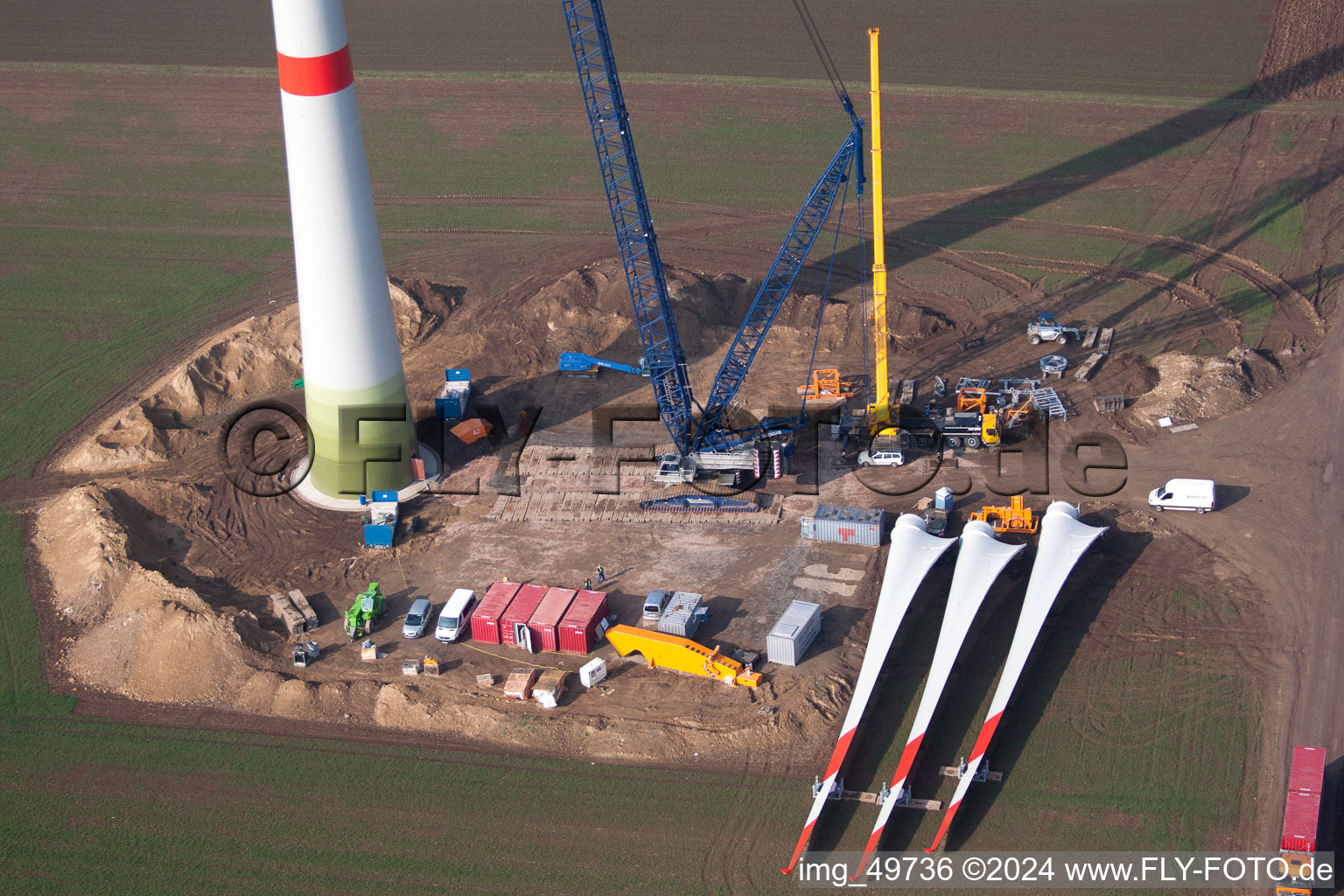 Photographie aérienne de Chantier de construction pour l'assemblage de la tour d'éolienne de juwi Holding AG dans un champ à Gabsheim à Gabsheim dans le département Rhénanie-Palatinat, Allemagne