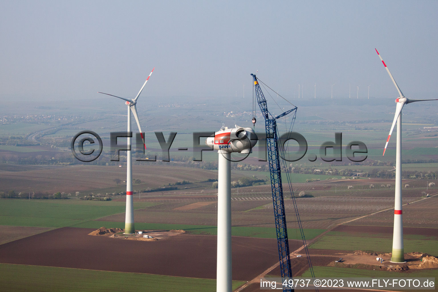 Chantier de construction d'éoliennes à Gabsheim dans le département Rhénanie-Palatinat, Allemagne depuis l'avion