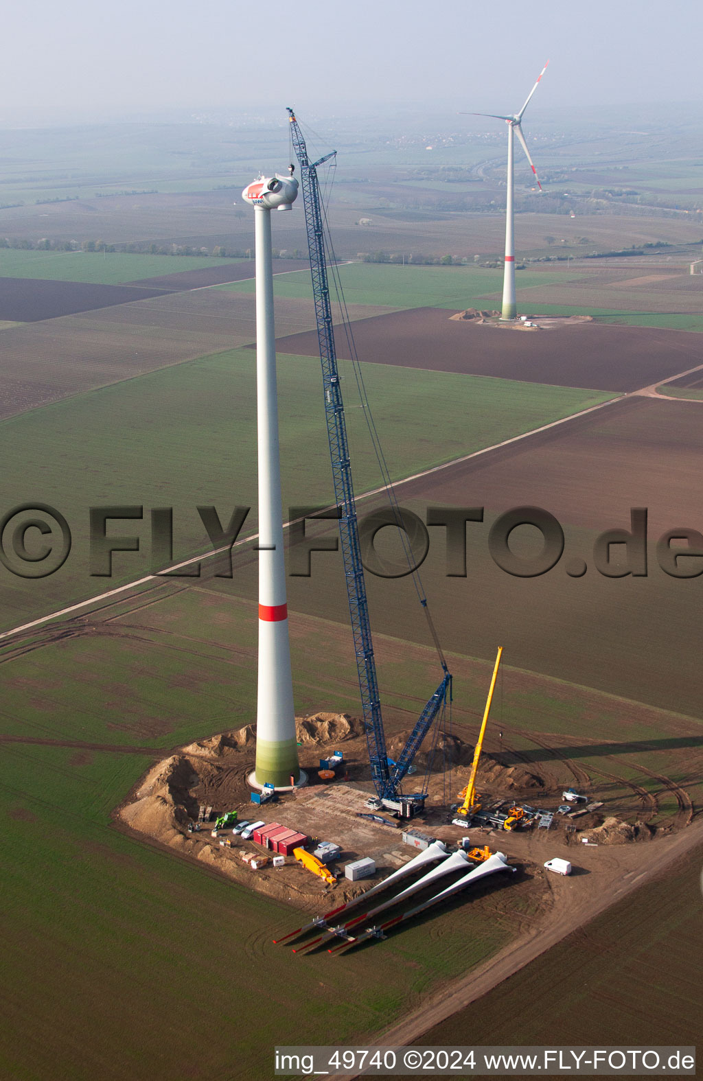 Vue oblique de Chantier de construction pour l'assemblage de la tour d'éolienne de juwi Holding AG dans un champ à Gabsheim à Gabsheim dans le département Rhénanie-Palatinat, Allemagne