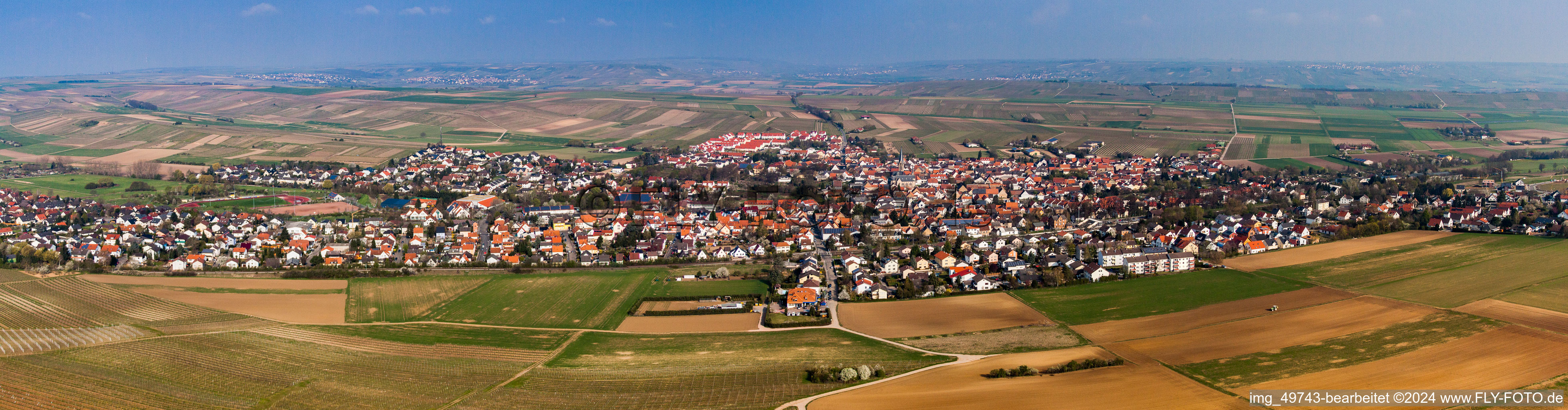 Vue aérienne de Panorama - vue en perspective des rues et des maisons des quartiers résidentiels à le quartier Nieder-Saulheim in Saulheim dans le département Rhénanie-Palatinat, Allemagne