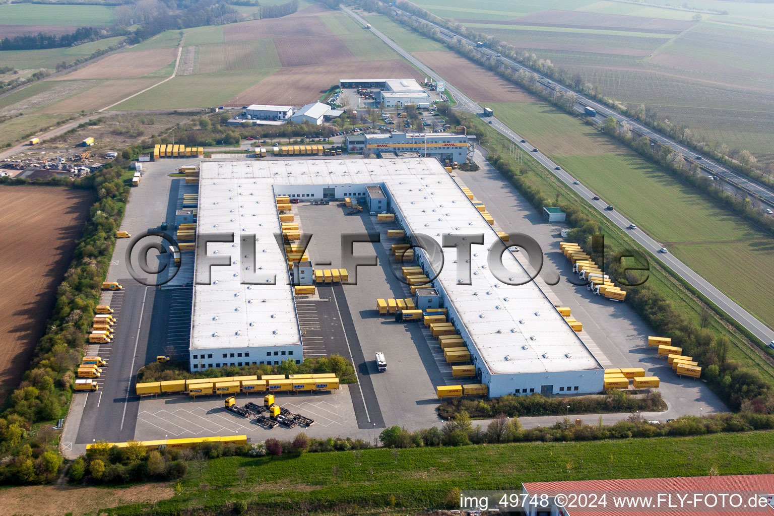 Photographie aérienne de Complexe immobilier et terrain du centre logistique DHL à le quartier Nieder-Saulheim in Saulheim dans le département Rhénanie-Palatinat, Allemagne