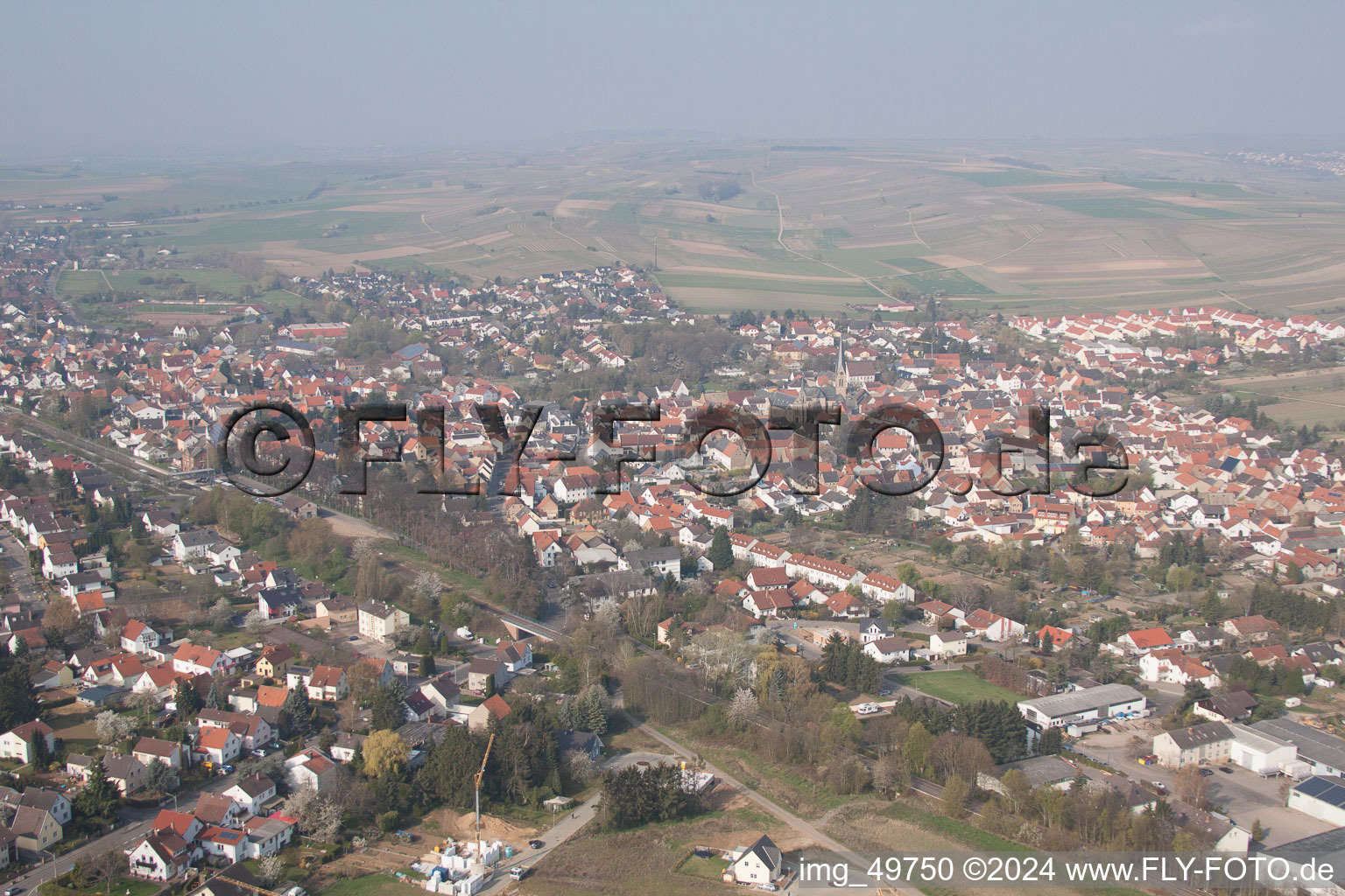 Saulheim dans le département Rhénanie-Palatinat, Allemagne depuis l'avion