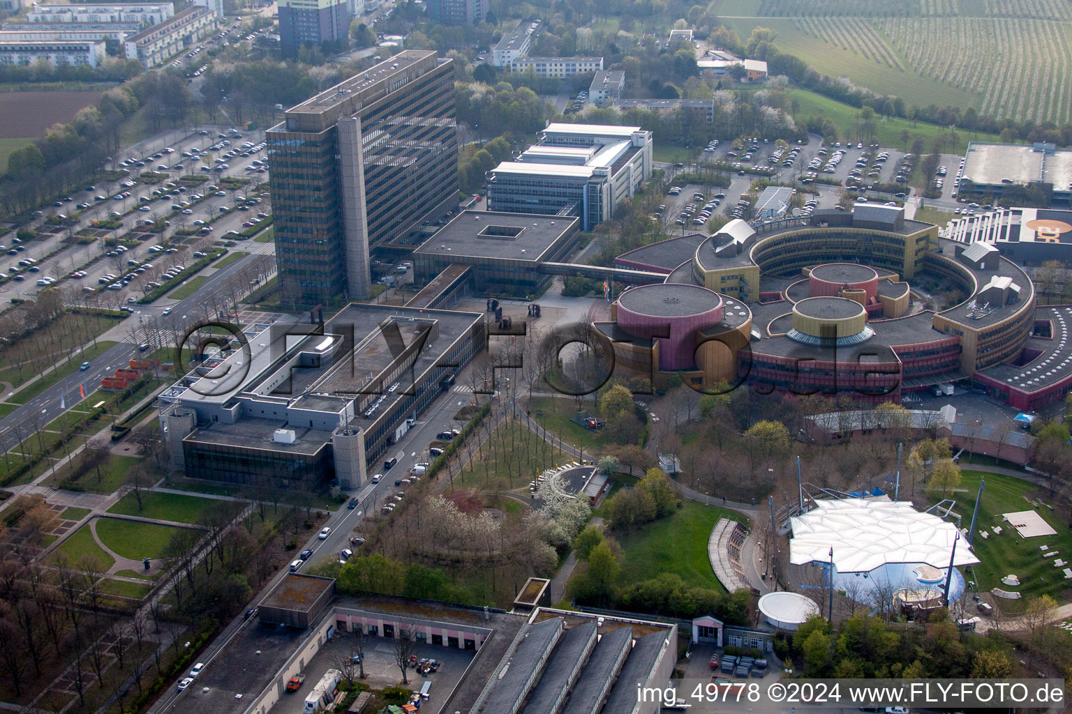 ZDF à le quartier Lerchenberg in Mainz dans le département Rhénanie-Palatinat, Allemagne du point de vue du drone