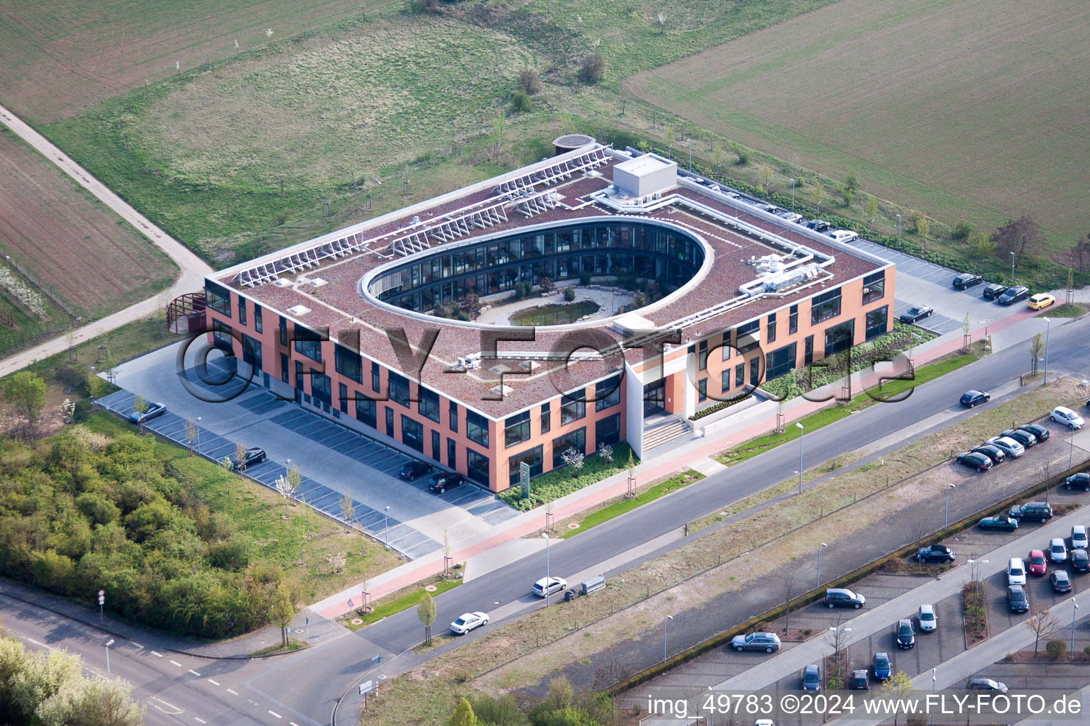 Vue aérienne de Immeuble de bureaux du bâtiment administratif et commercial de ZDF Enterprises GmbH et ZDF Werbe Fernsehen GmbH à le quartier Marienborn in Mainz dans le département Rhénanie-Palatinat, Allemagne