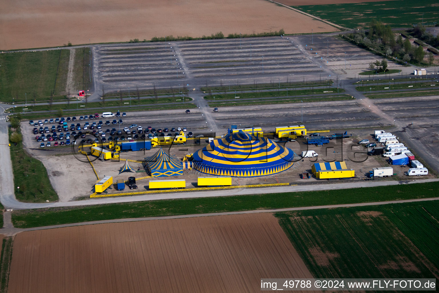 Vue aérienne de Dômes de tente de cirque d'un cirque à le quartier Hechtsheim in Mainz dans le département Rhénanie-Palatinat, Allemagne