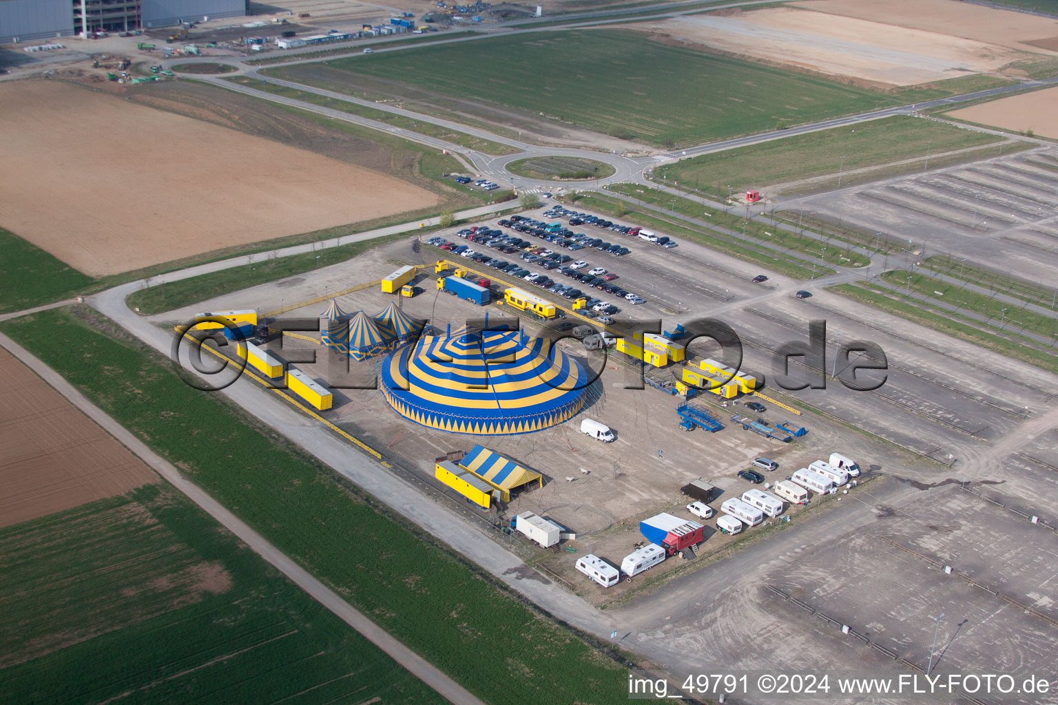 Vue aérienne de Dômes de tente de cirque d'un cirque à le quartier Hechtsheim in Mainz dans le département Rhénanie-Palatinat, Allemagne