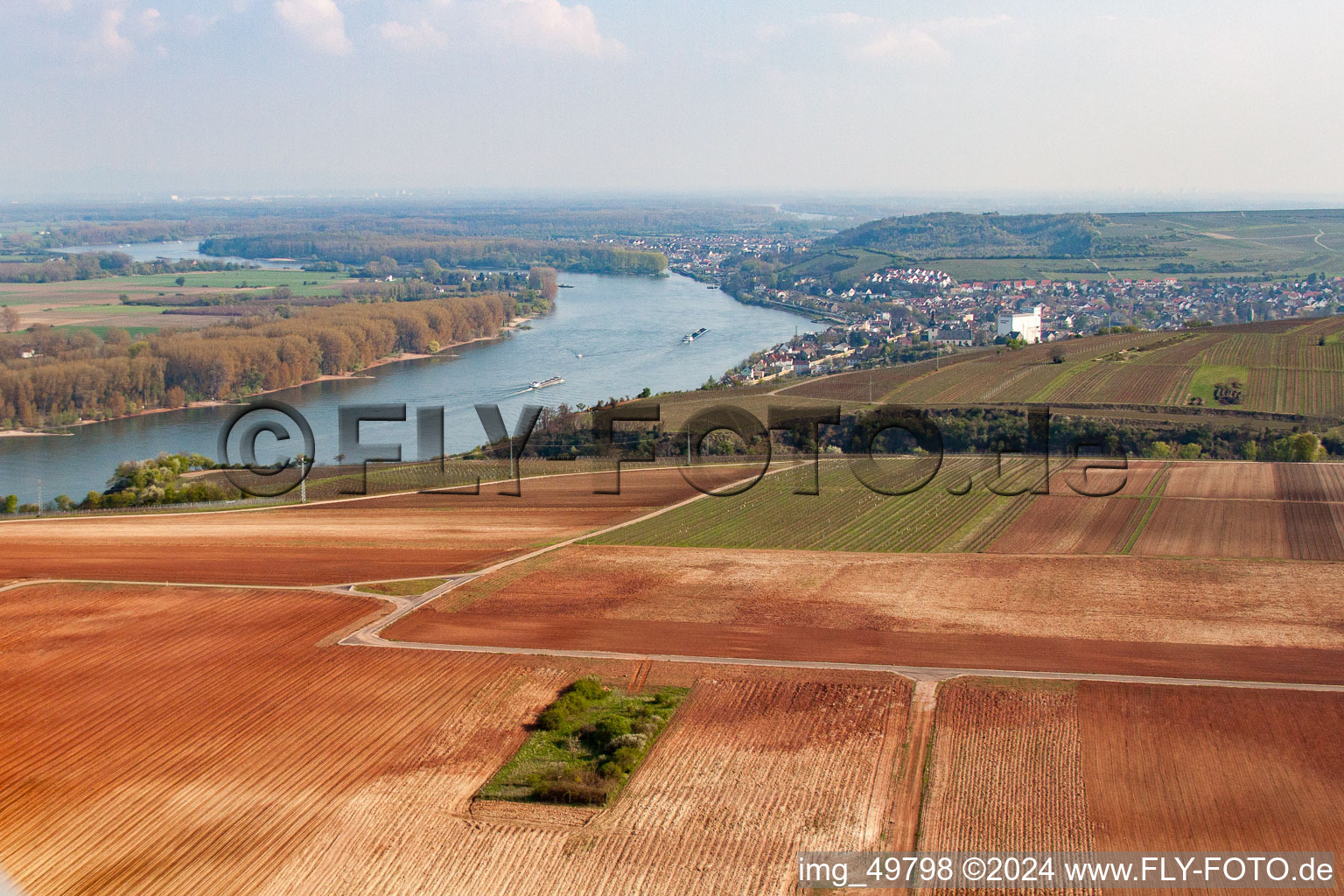 Vue aérienne de Rhin à Nierstein à Nierstein dans le département Rhénanie-Palatinat, Allemagne