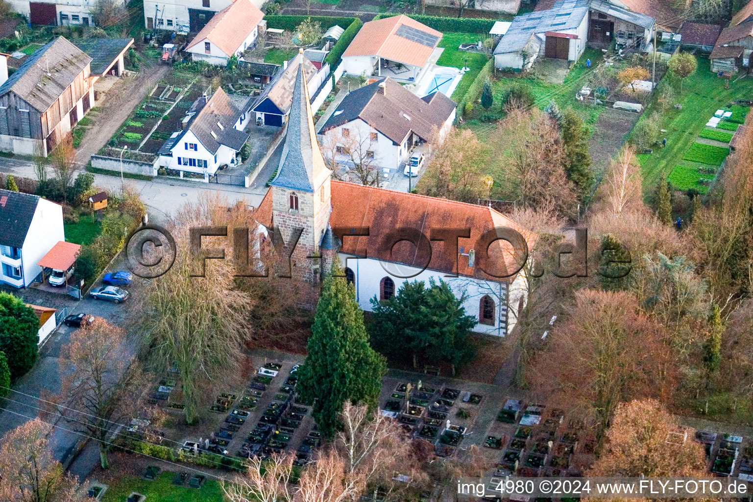 Vue aérienne de L'église de Wolfgang au centre du village à Freckenfeld dans le département Rhénanie-Palatinat, Allemagne