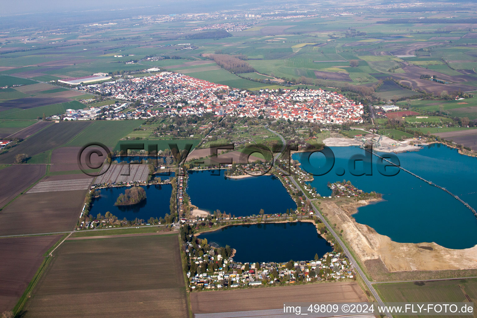 Vue aérienne de Lac de carrière Kiebert, lac de baignade Vogel et lac Hahn-Wedel à le quartier Geinsheim in Trebur dans le département Hesse, Allemagne