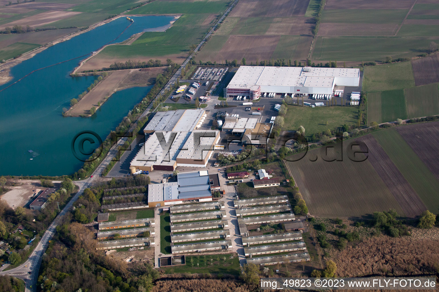 Gimbsheim dans le département Rhénanie-Palatinat, Allemagne du point de vue du drone