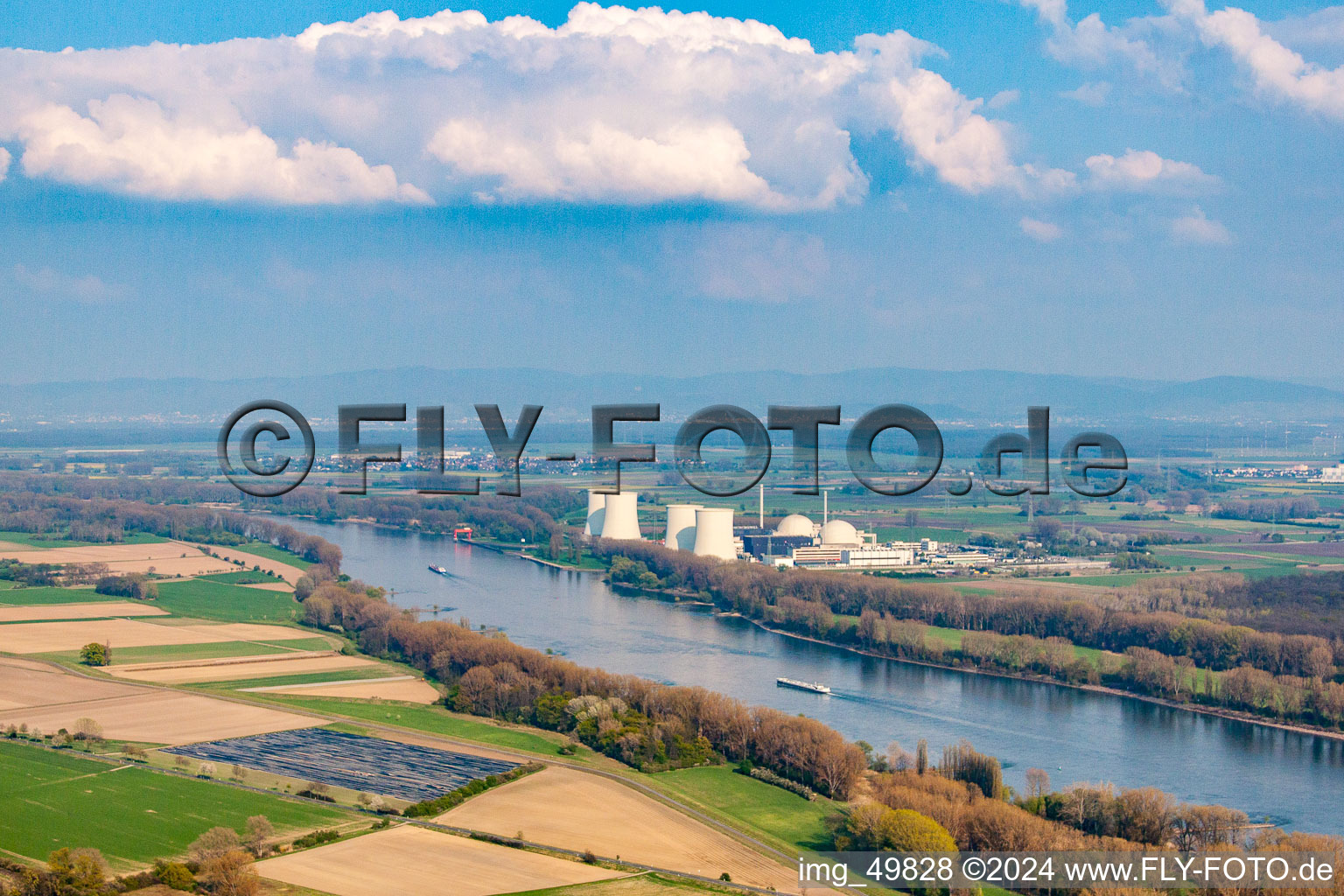 Photographie aérienne de Centrale nucléaire (hors service) à le quartier Wattenheim in Biblis dans le département Hesse, Allemagne