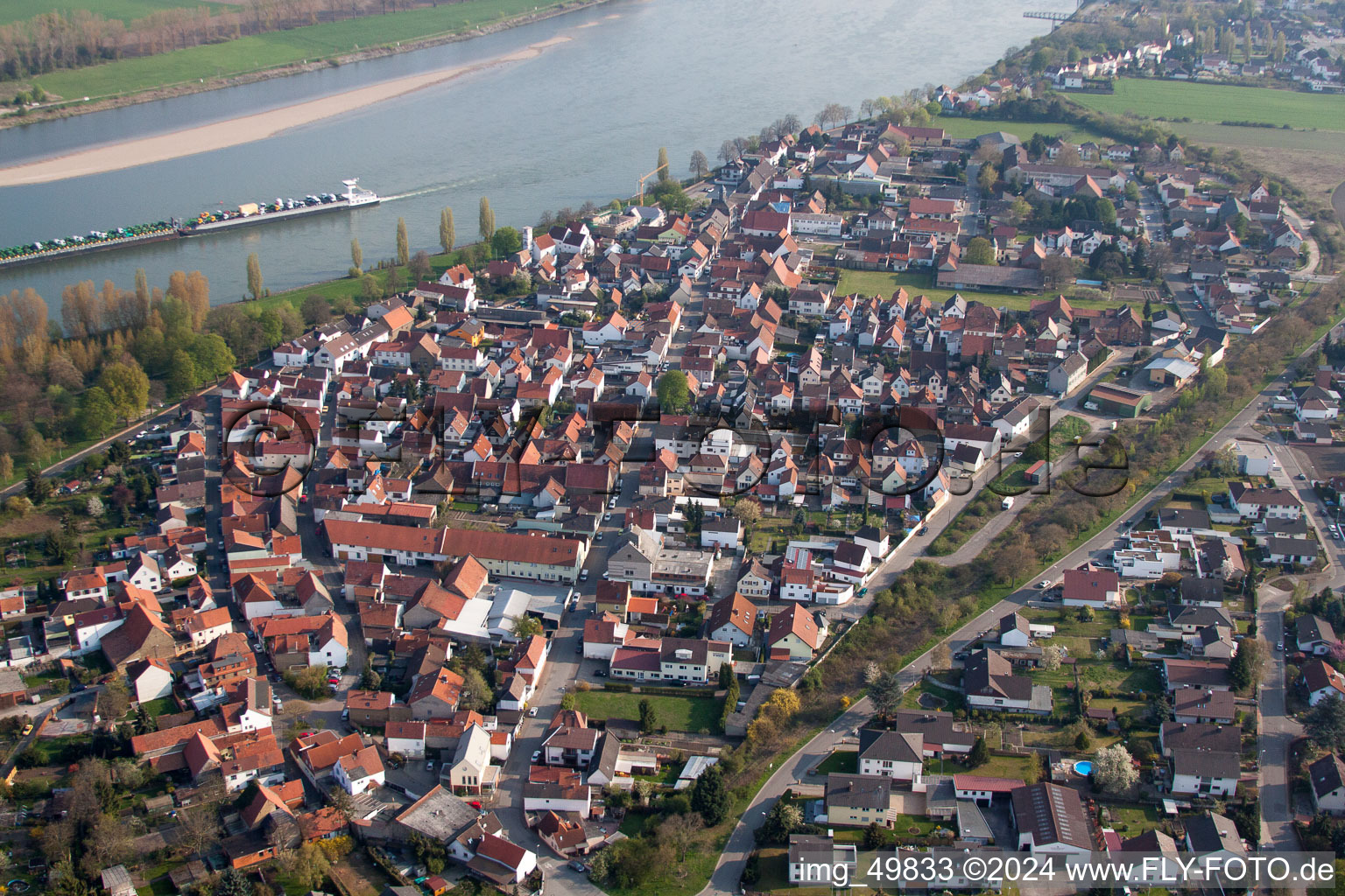 Vue aérienne de Zones riveraines du Rhin à le quartier Rheindürkheim in Worms dans le département Rhénanie-Palatinat, Allemagne