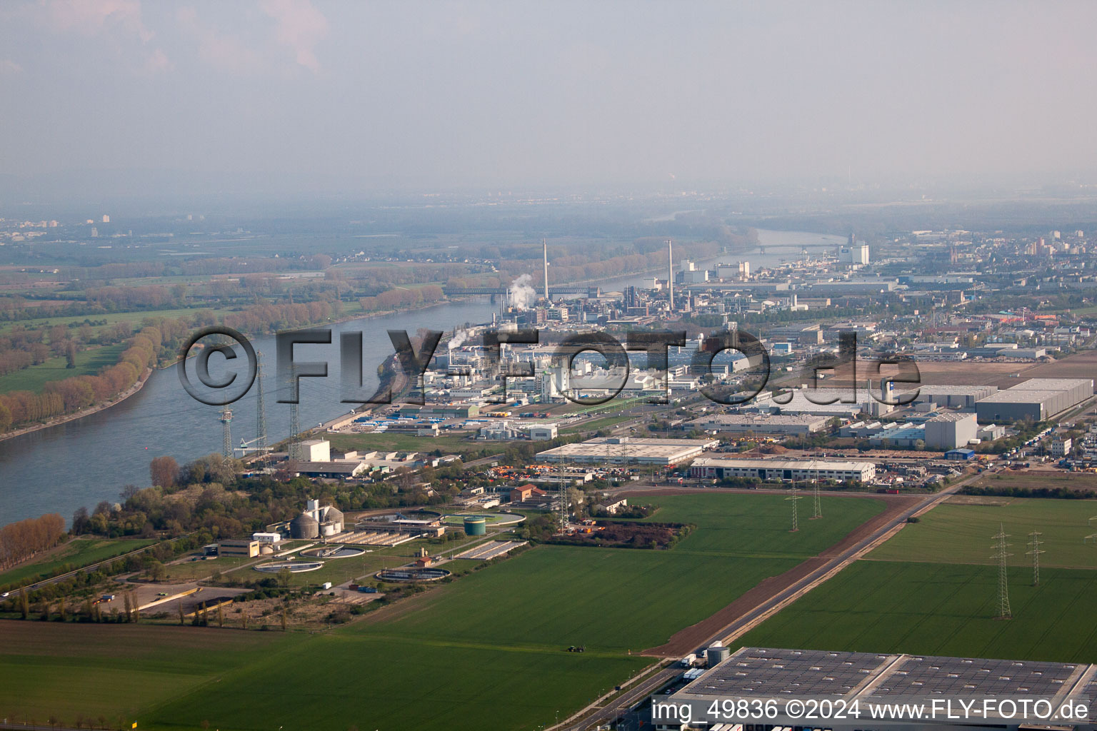 Zone industrielle nord du Rhin à Worms dans le département Rhénanie-Palatinat, Allemagne vue d'en haut