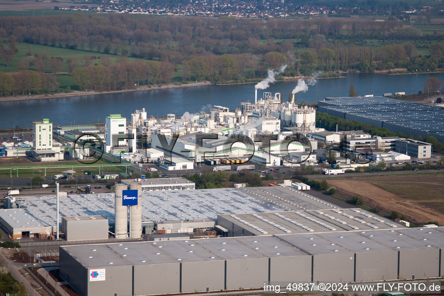 Photographie aérienne de Bâtiments et installations de production sur le site de l'usine du producteur chimique Grace GmbH au bord du Rhin à Worms dans le département Rhénanie-Palatinat, Allemagne