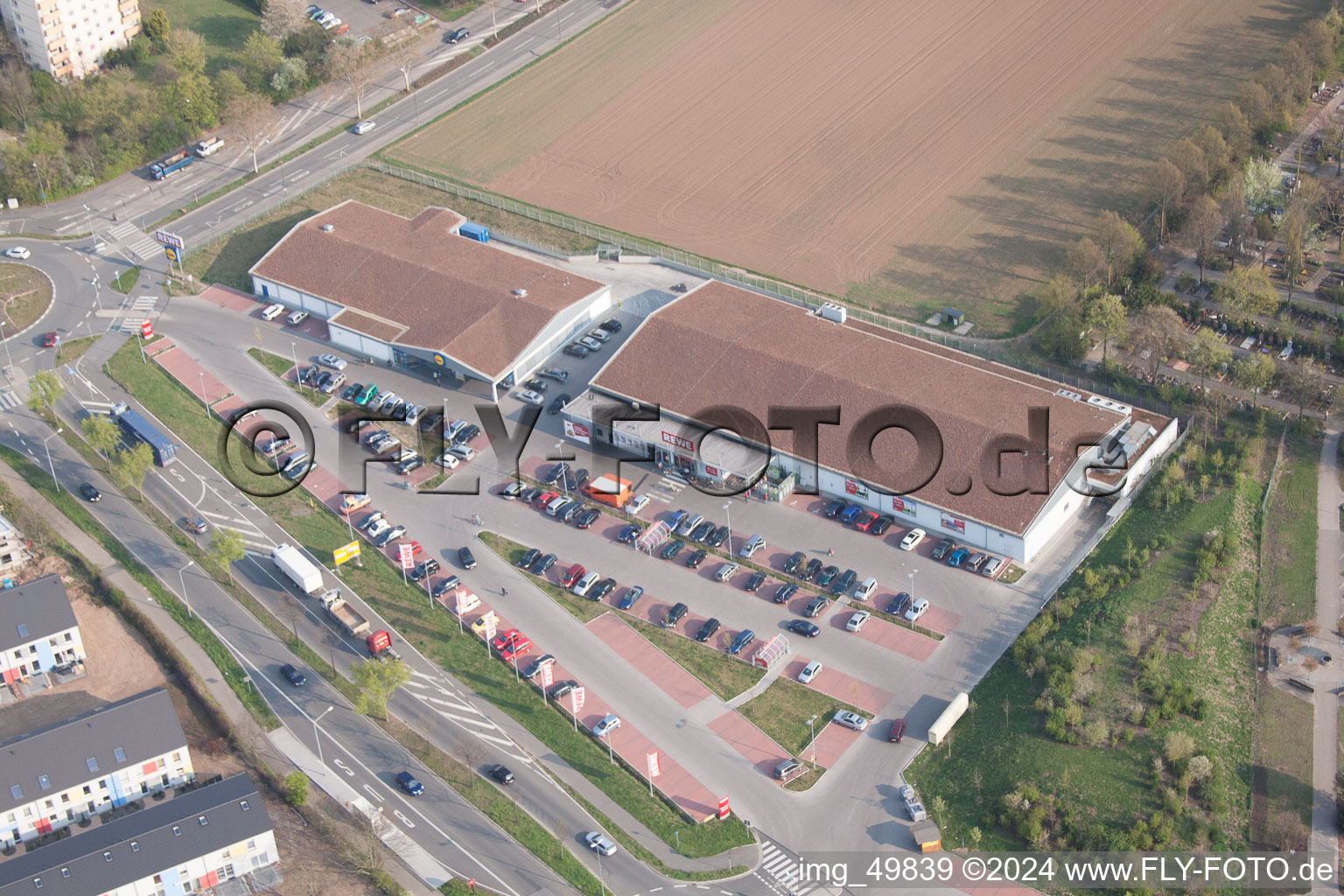 Vue aérienne de REWE à le quartier Neuhausen in Worms dans le département Rhénanie-Palatinat, Allemagne