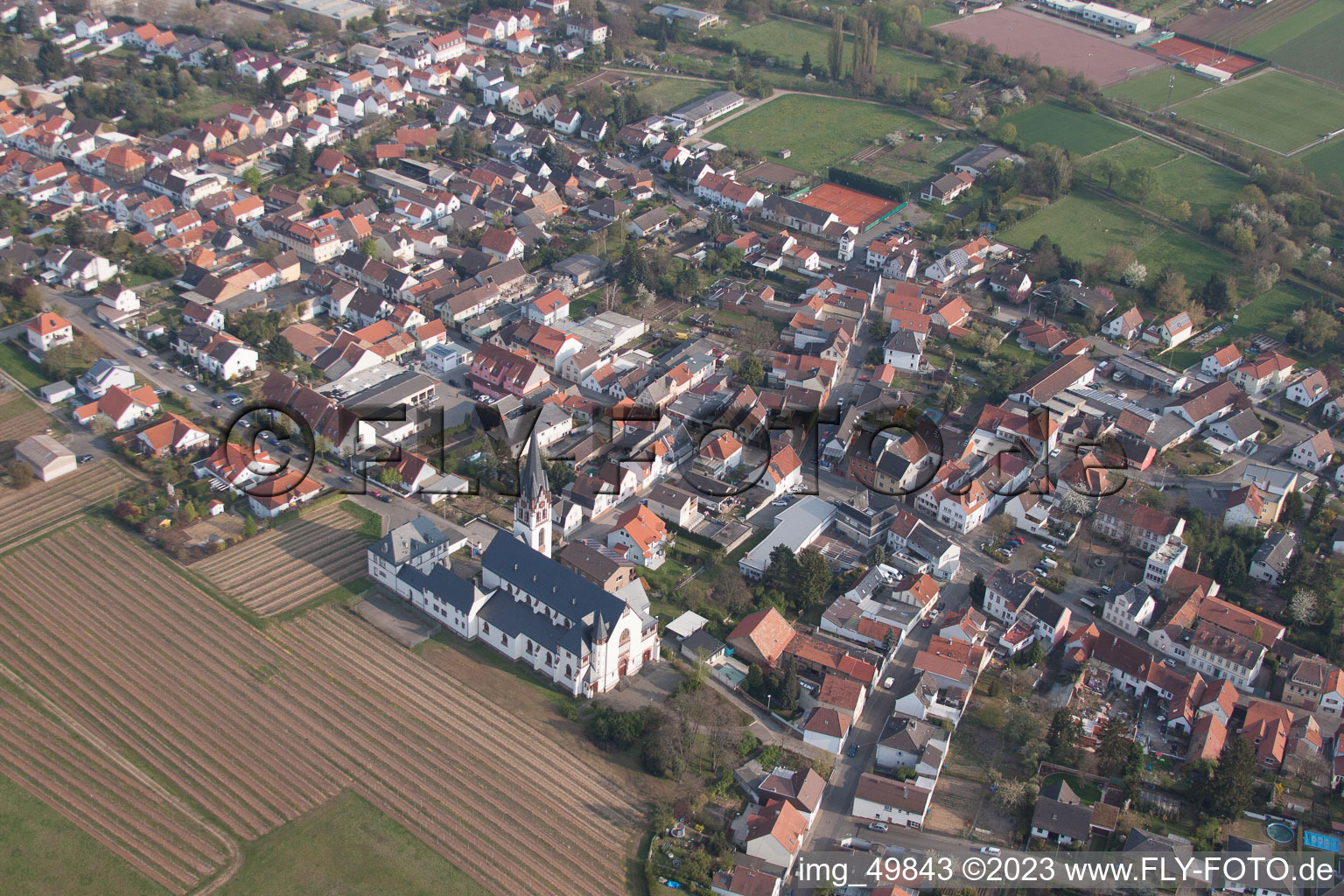 Vue aérienne de Église Sainte-Croix à le quartier Horchheim in Worms dans le département Rhénanie-Palatinat, Allemagne