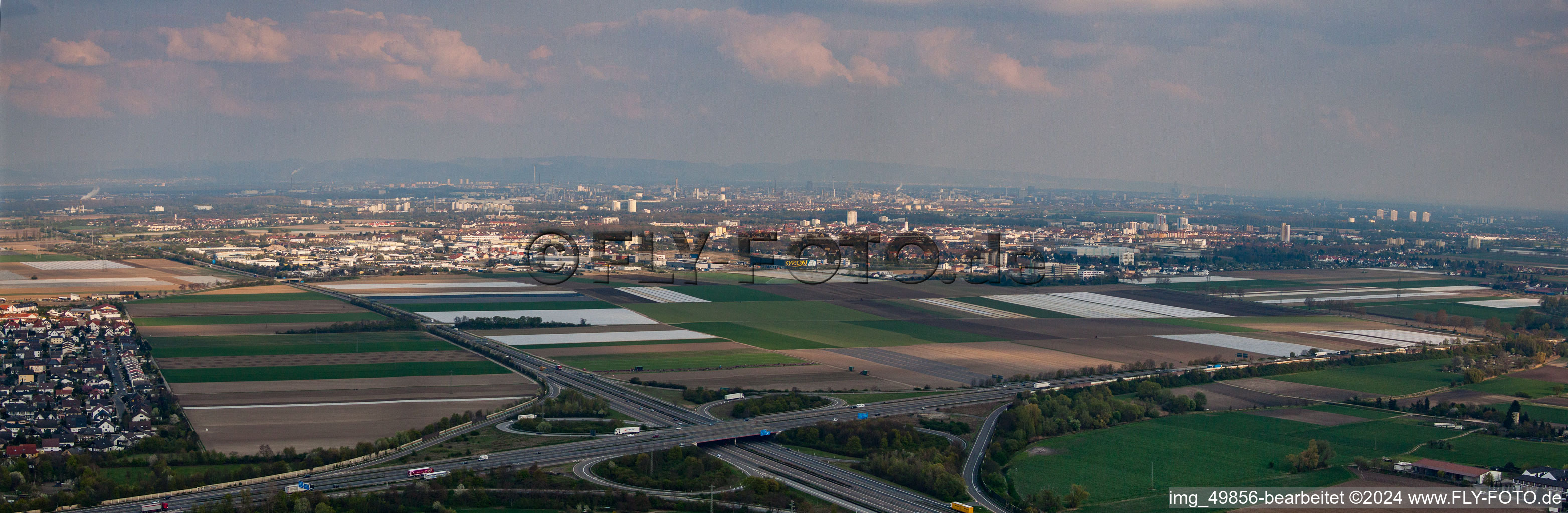 Vue aérienne de Panorama de l'échangeur d'autoroute Frankenthal depuis le nord-ouest à Frankenthal dans le département Rhénanie-Palatinat, Allemagne