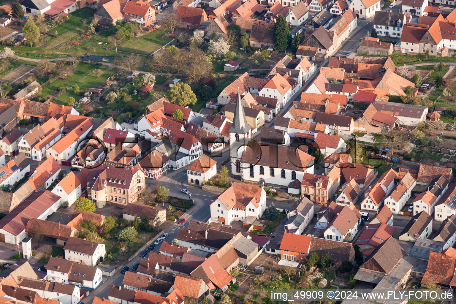 Vue aérienne de L'Église catholique à le quartier Ottersheim in Ottersheim bei Landau dans le département Rhénanie-Palatinat, Allemagne