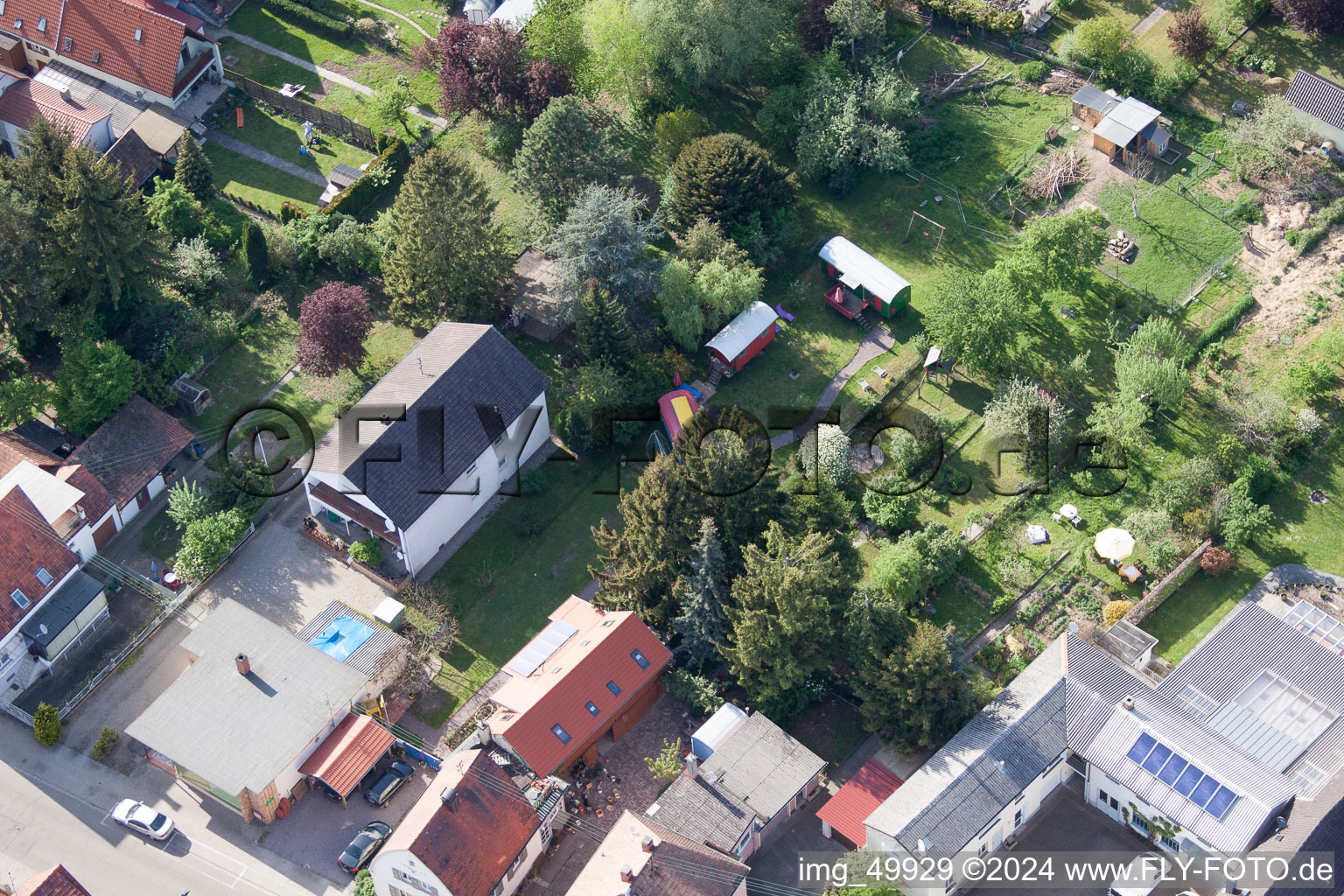 Saarstrasse Villa Kunterbunt à Kandel dans le département Rhénanie-Palatinat, Allemagne du point de vue du drone