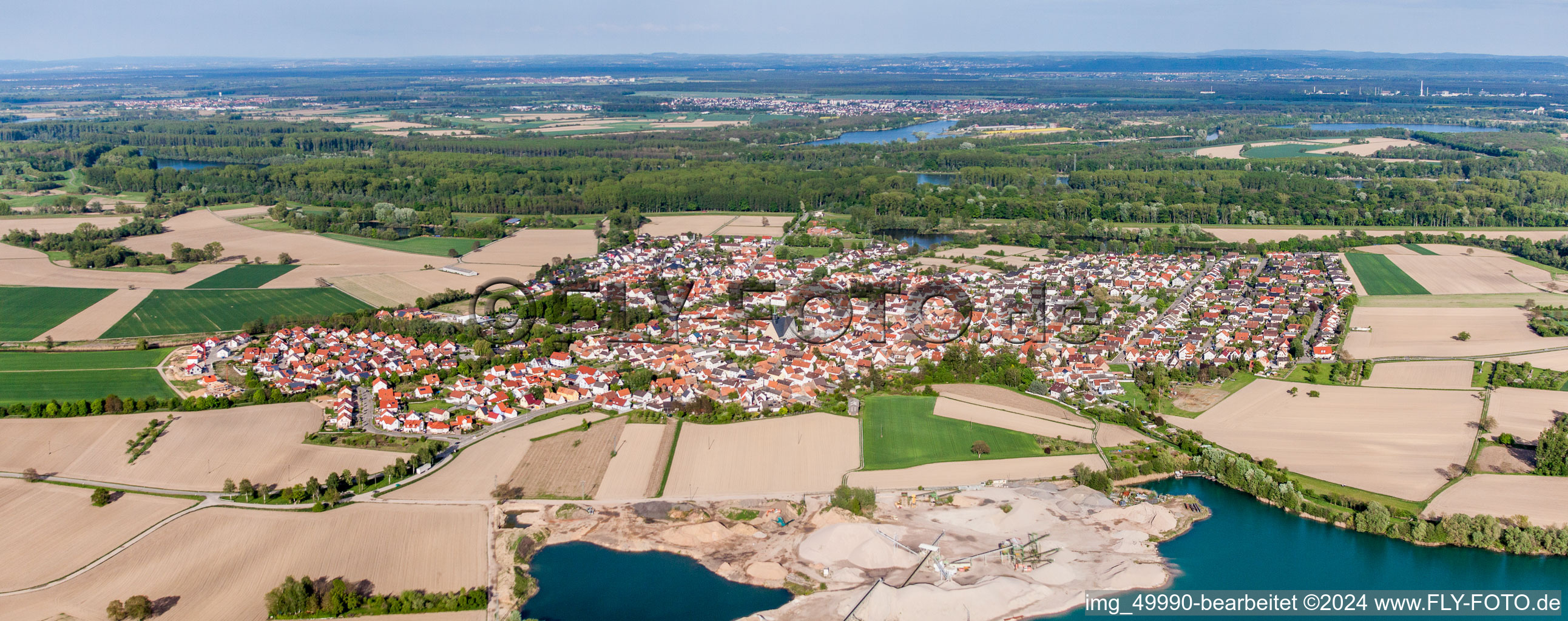 Vue aérienne de Perspective panoramique de la vue locale des rues et maisons des quartiers résidentiels à Leimersheim dans le département Rhénanie-Palatinat, Allemagne