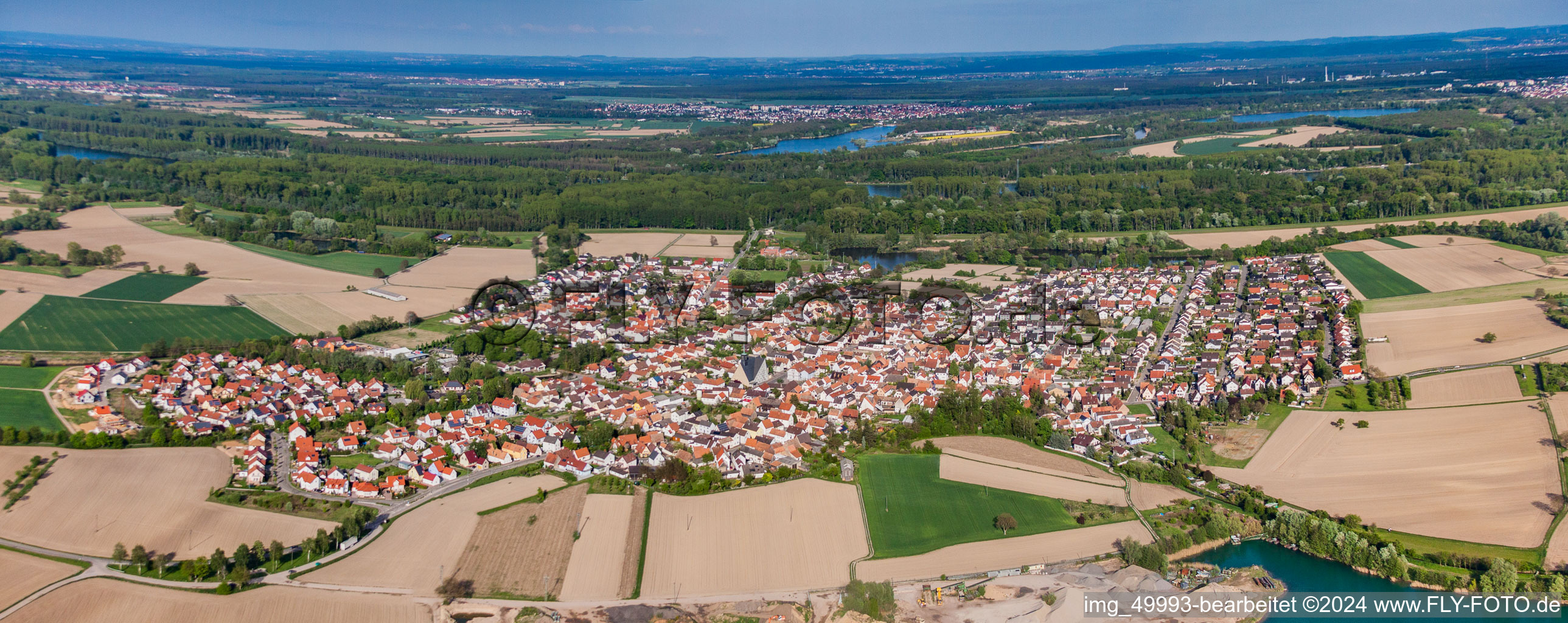 Vue d'oiseau de Leimersheim dans le département Rhénanie-Palatinat, Allemagne