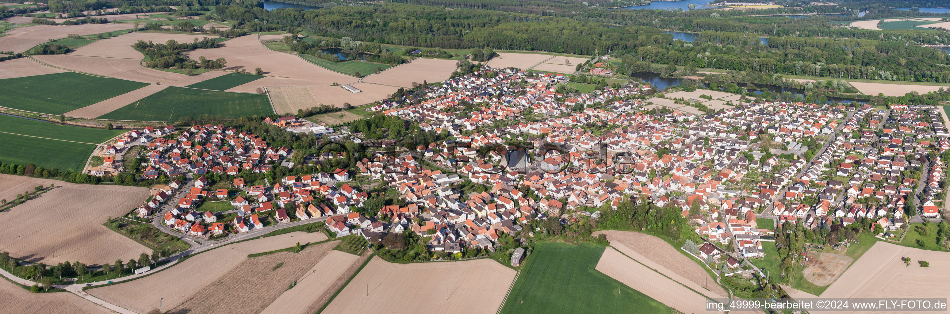 Vue aérienne de Perspective panoramique de la vue locale des rues et maisons des quartiers résidentiels à Leimersheim dans le département Rhénanie-Palatinat, Allemagne