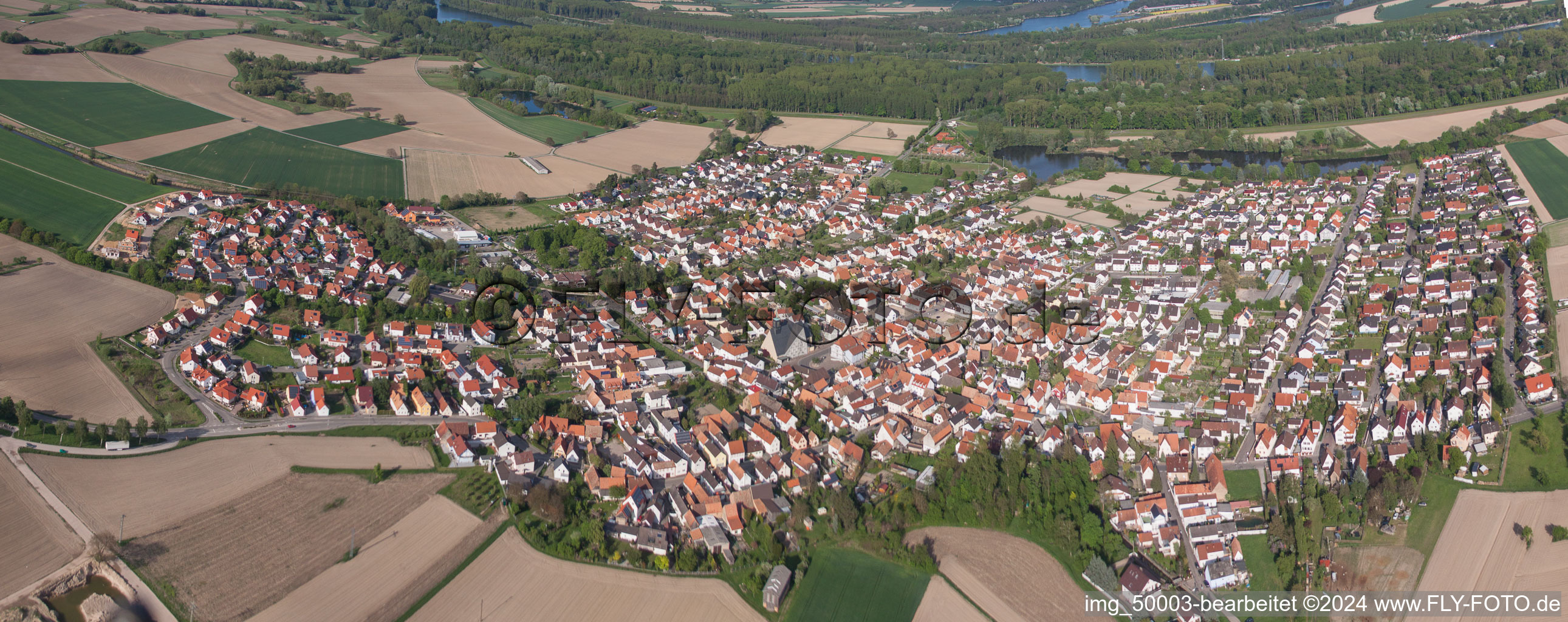 Leimersheim dans le département Rhénanie-Palatinat, Allemagne du point de vue du drone