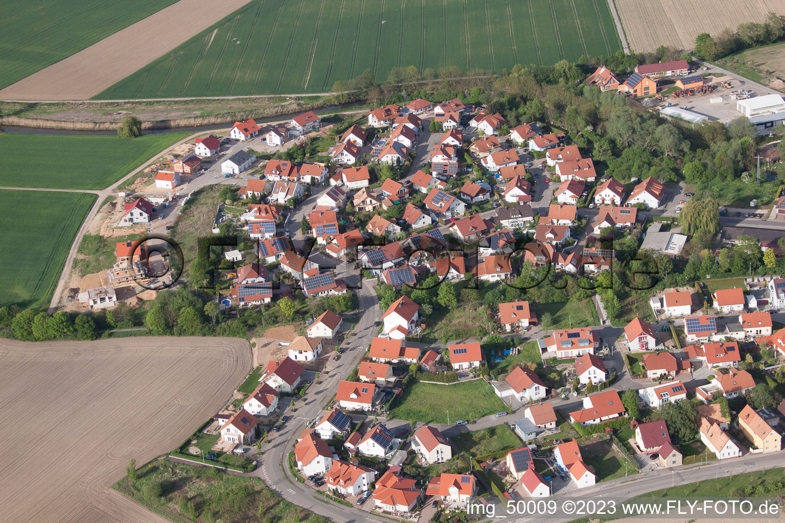 Leimersheim dans le département Rhénanie-Palatinat, Allemagne du point de vue du drone
