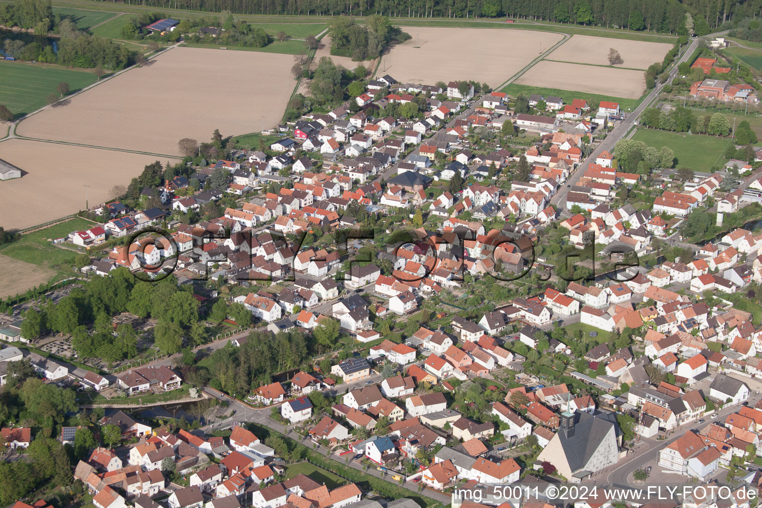 Leimersheim dans le département Rhénanie-Palatinat, Allemagne vu d'un drone